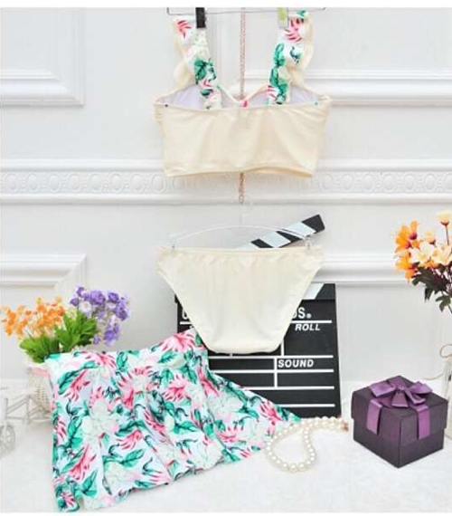**พรีออเดอร์**บิกินี่ชุดว่ายน้ำ 3 ชิ้น(ทูพีซ+กระโปรง) three-pieces สีครีมตกแต่งลายดอกไม้ เล่นดีเทล sexy เล็กๆ แต่งระบายที่ริมแขน พร้อมกระโปรงลายพิมพ์สดใสน่ารักรับลมทะเลสวยเหมือนแบบค่ะ