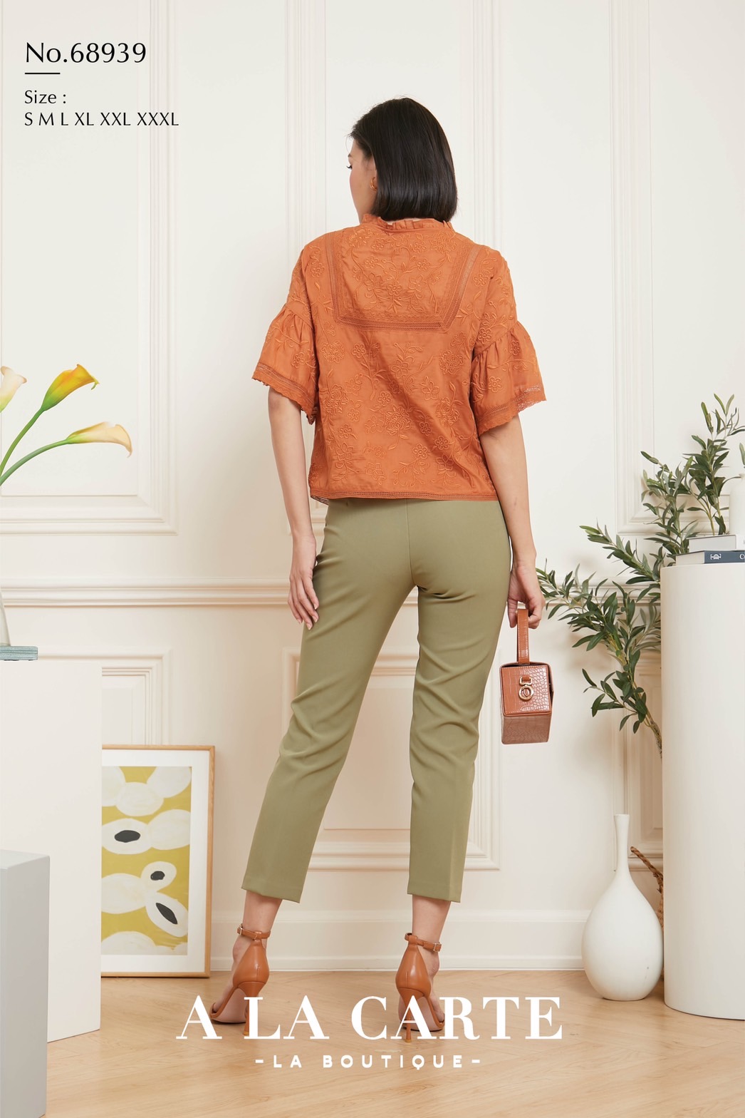 68939 🦚A La Carte🦚เสื้อแขนสั้นคอตตอนงานปักขึ้นใหม่ทั้งตัว ลายดอก placement ตัดต่อใส่ทริมลูกไม้คอตตอนช่วงอก ผ่าคอวีผูกโบ ทรงแขนรูดให้ระบายออกเบาๆตัดทรงเฉียง มีซับใน เนื้อผ้าสวยใส่สบาย 🍀สีขาว 2XL ส้ม 2XL น้ำเงิน XL-3XL
