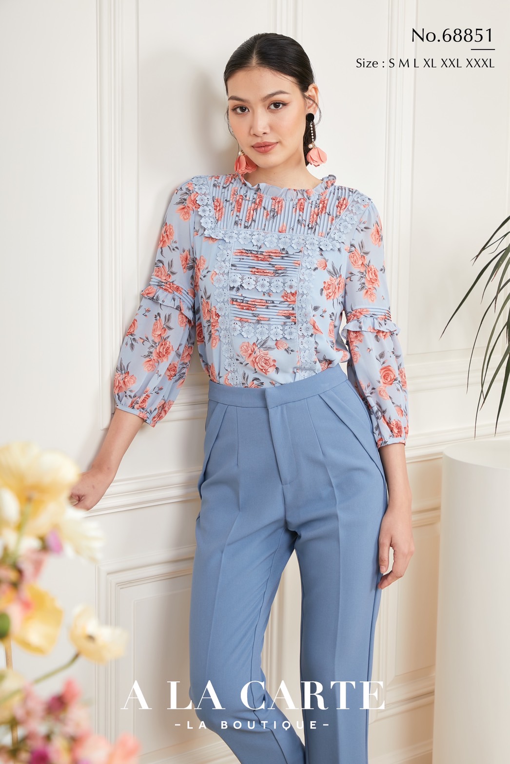 68851 🌸 A La Carte 🌸เสื้อชีฟองพิมพ์ลายดอกกุหลาบ ตีเกล็ดวางสลับแนวนอนแนวตั้ง ตัดต่อใส่เชิงทริมลายดอก แขนตัดต่อและเชื่อมด้วยการตีเกล็ดมีระบาย ทรงพองออกสวย สีดำ S,M,XL-3XL ฟ้า S ชมพู S