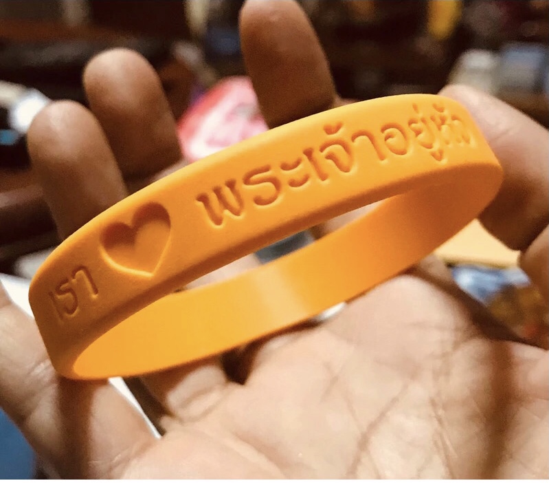 ราคาต่อชิ้น ￼เก่าเก็บ ของแท้ ปี 2560 สายรัดข้อมือน้อมรำลึกถึงในหลวง รัชกาลที่ 9 "เรา💛พระเจ้าอยู่หัว LONG LIVE THE KING /King Power