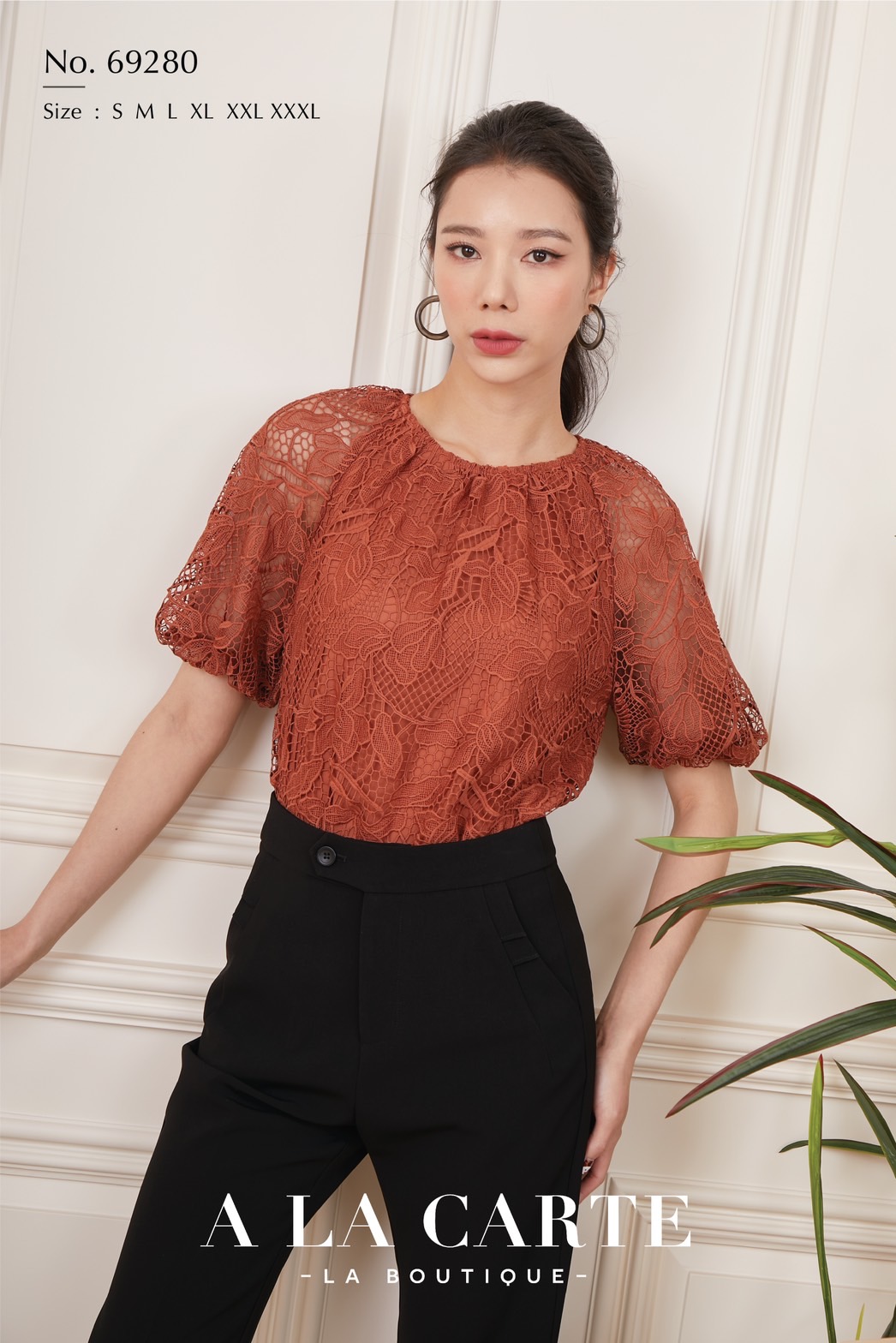 69280 เสื้อลูกไม้แขนสั้นเนื้อทอขึ้นใหม่ มีซับใน ชายเสื้อเลาะเชิงตามขอบดอก ทรงแขนสั้นใส่สม็อกยืดได้ ส้มอิฐ M,L,2XL,3XL เทาอมเขียว L,2XL,3XL