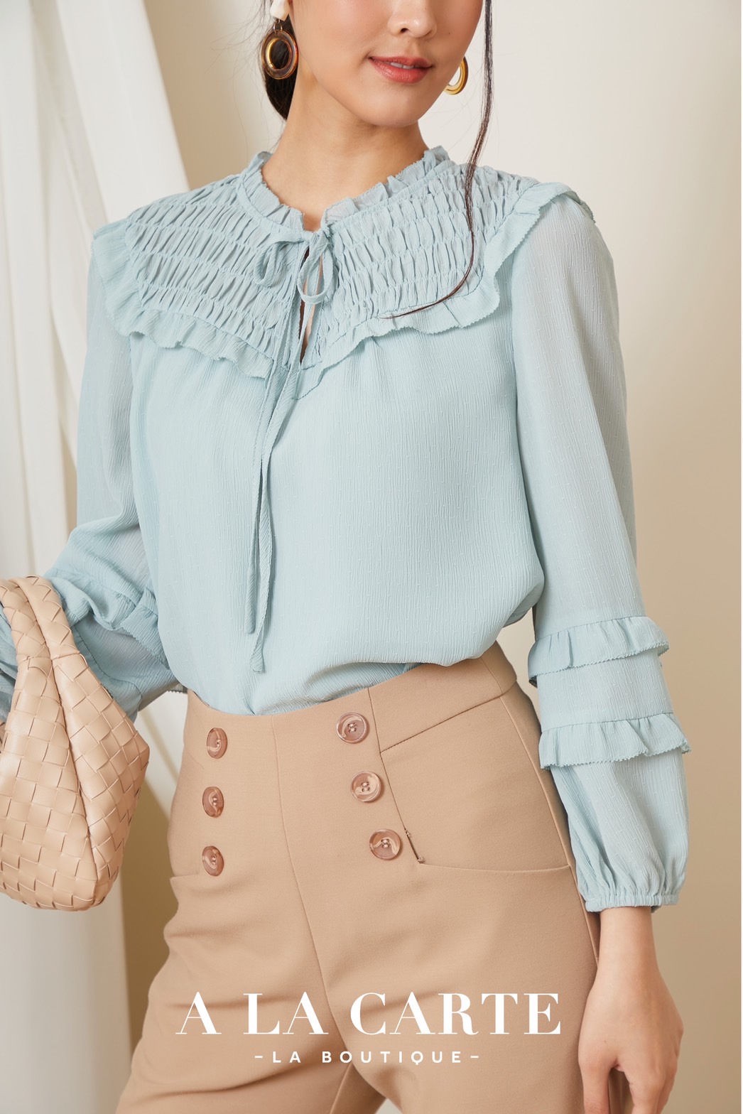 68986 A La Carte เสื้อชีฟองสีพื้นเนื้อเยื่อไม้เท็กเจอร์จุดในตัว สม็อกช่วงอกหน้าหลัง ทรงคอกลมผ่าวีผูกโบว์ปรับผูกเองได้ ทรงแขนยาว ตัดต่อระบาย 2 ชั้นใส่ยางยืดที่ขอบแขน สีขาว M,L,2XL เขียว L กรม S,M,XL