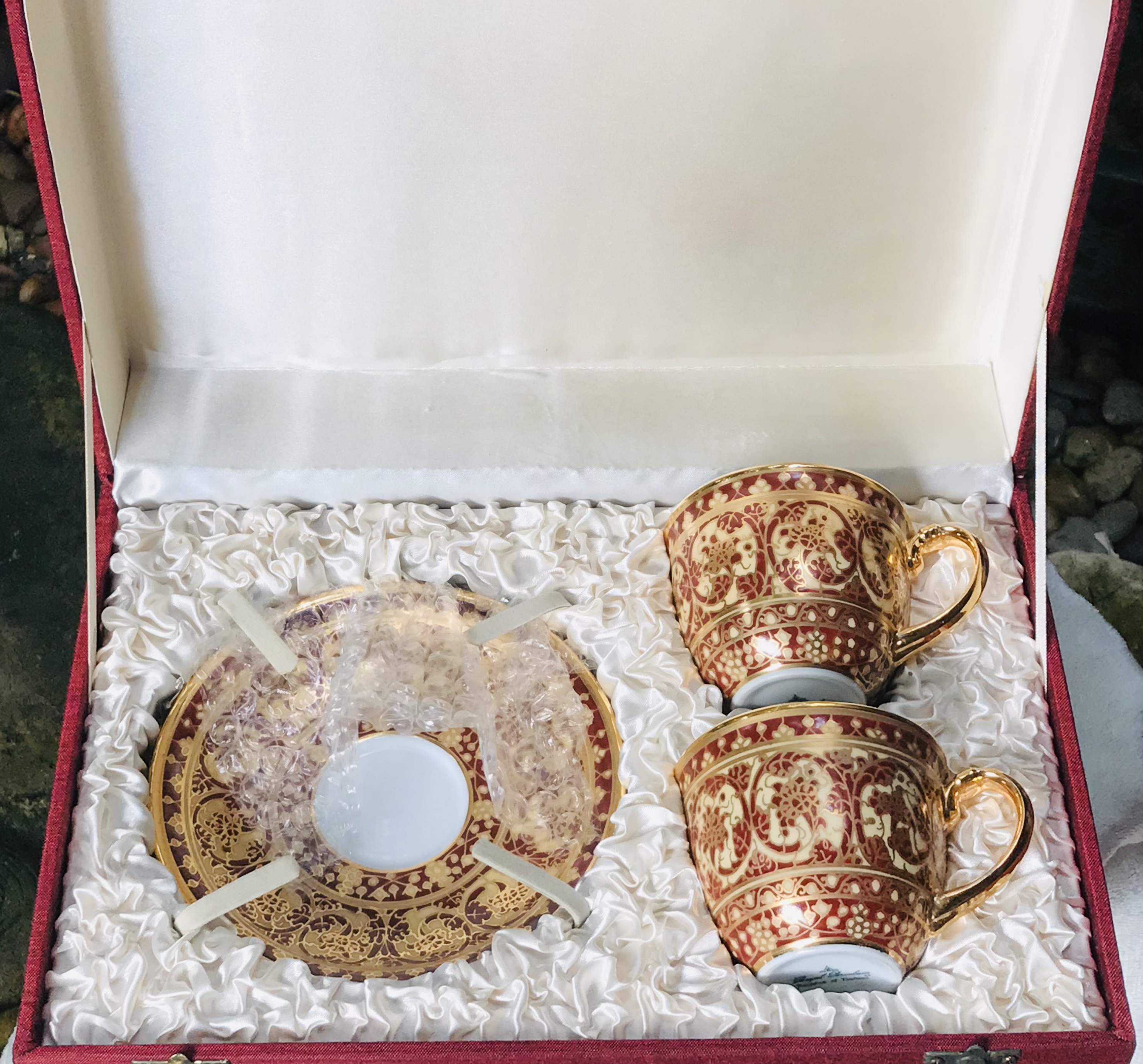 ￼เก่าเก็บ ถ้วยกาแฟเขียนลายน้ำทองพร้อมจานรอง บรรจุกล่องผ้าไหมสวยหรู Set of 2 Coffee Cup & Saucer