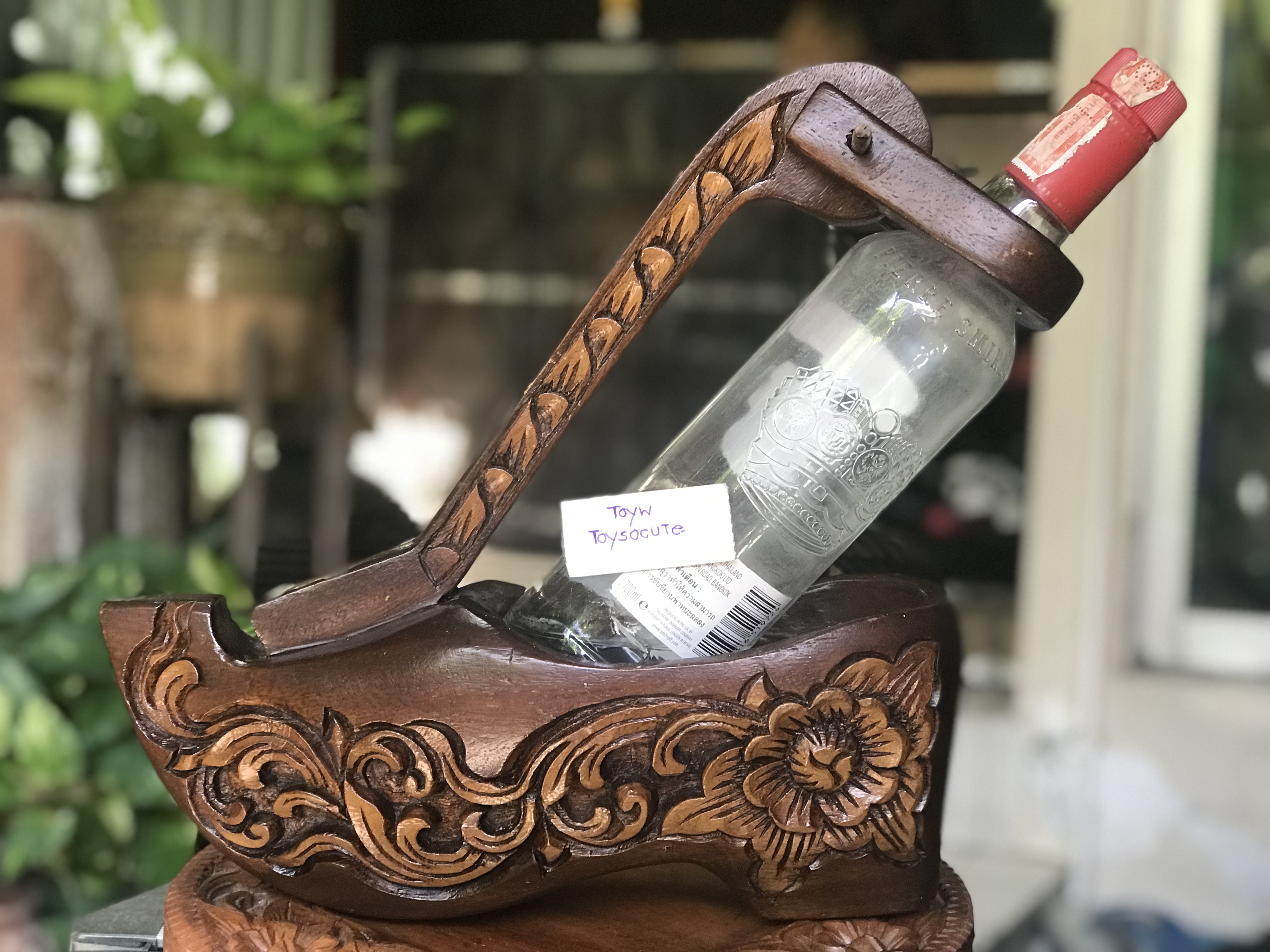 งานเก่า ที่โชว์ขวดเหล้า/ไวน์ รูปรองเท้าที่ใส่ขวดเหล้า ที่วางขวดเหล้า ไม้จริงแกะลาย ขนาดกว้าง 10 ซม ยาว 31 ซม สูง 30 ซม