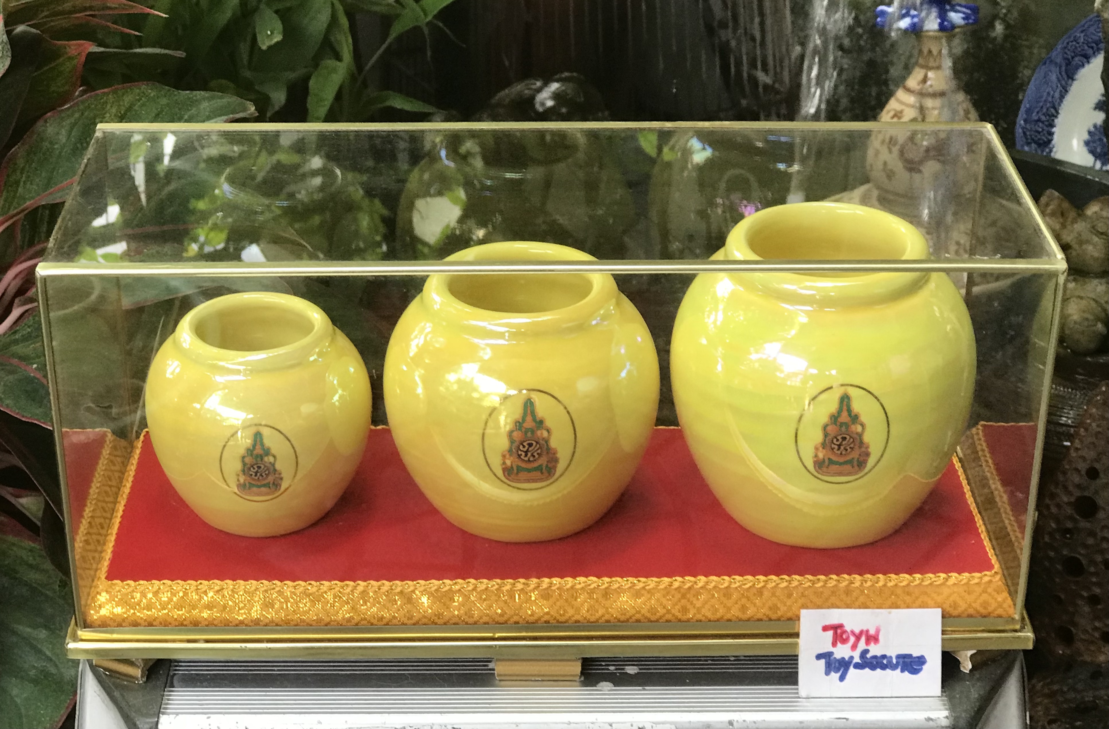 โอ่งมังกร โอ่งที่ระลึก โอ่งสีเหลืองเคลือบมุก สีประจำพระองค์ ที่ระลึก ในหลวง รัชกาลที่ 9 ขนาดกว้าง(ลึก) 13 ซม ยาว 33 ซม สูง 16 ซม
