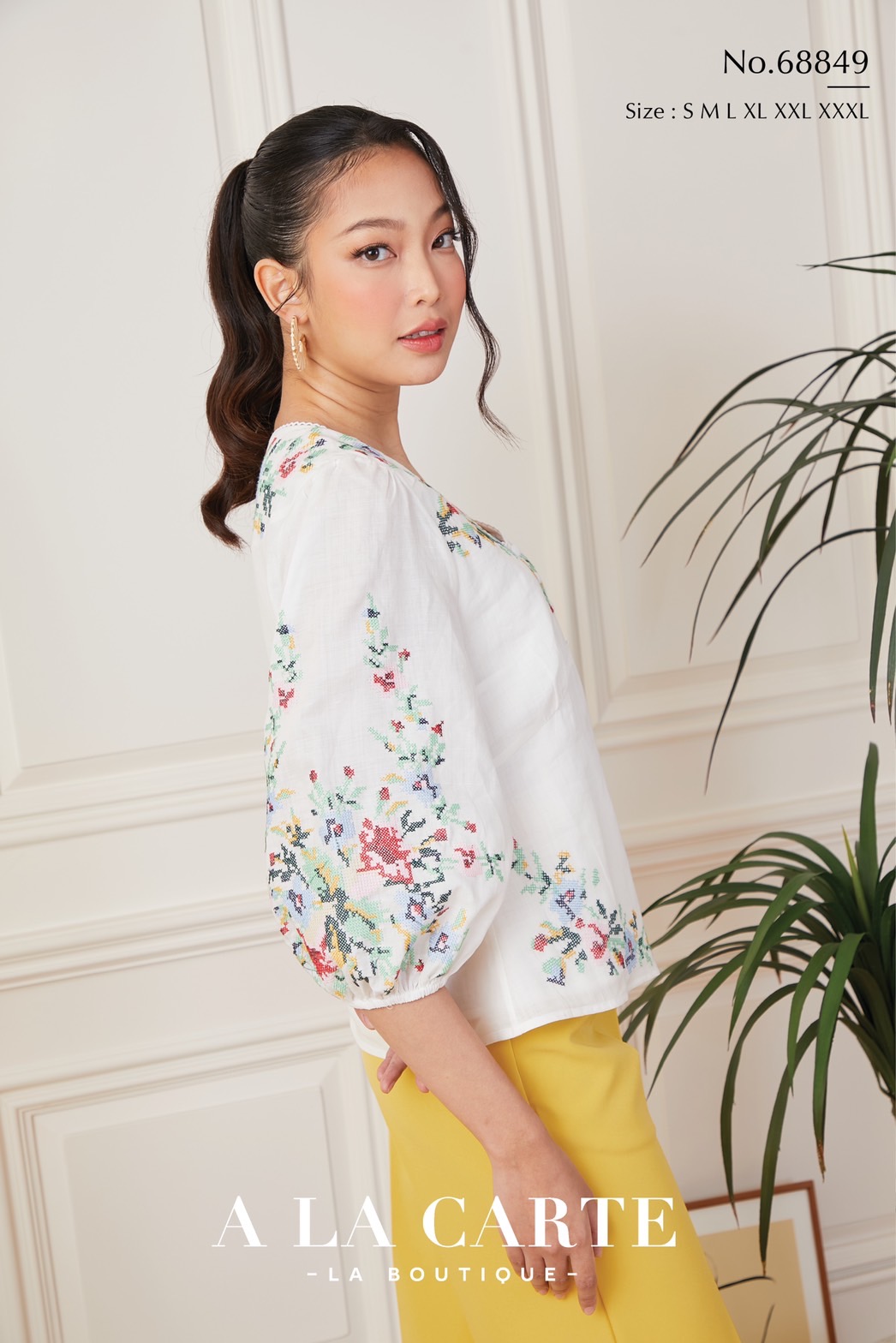 68849 💐A La Carte💐เสื้อลินินแขน 3 ส่วน เนื้อผ้าบางใส่สบาย ซับในผ้าคอตตอน งานปักลายครอสติส ตัดต่อช่วงบ่าด้านหน้า ทรงเสื้อตัดต่อคัทวี ดูเพรียว🦋 สีดำ 2XL