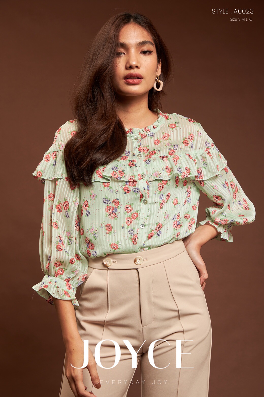A0023 เสื้อชีฟอง Joyce ผ้าพิมพ์ลายดอกไม้ เท็กเจอร์ริ้ว ดีไซน์ คอกลมผ่าหน้า ตกแต่งระบายที่คอ ช่วงตัวและแขน สีเขียว M-L สีชมพู S-L สีครีม M-L