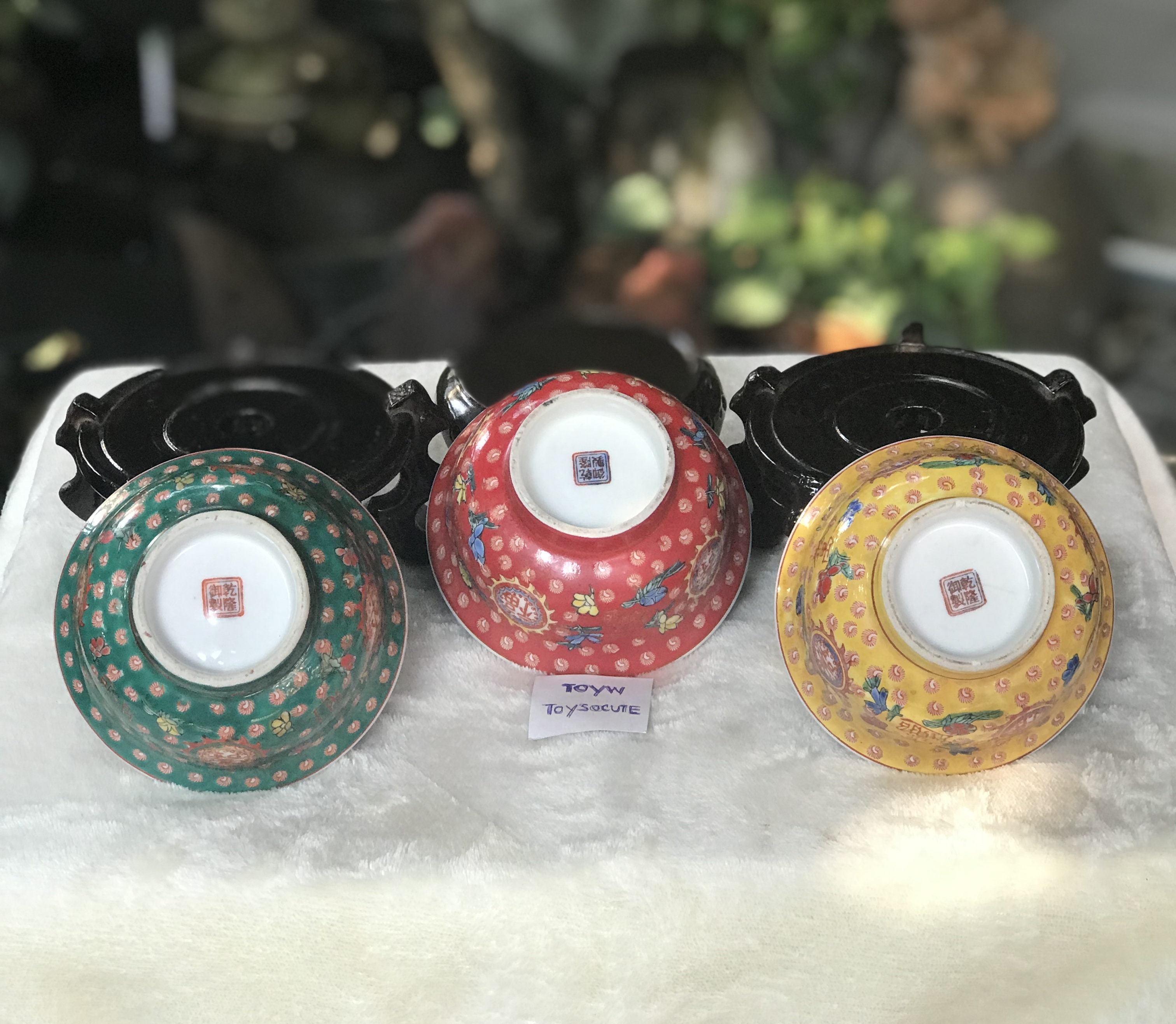 Antique Chinese Bowls ชุด 3 สี 3 ใบ ถ้วยกระเบื้องกังใส ขอบน้ำทอง เขียนสีด้านนอกและด้านในลายมังกร ขนาดปากกว้าง 4 นิ้ว สูง 2.5 นิ้ว