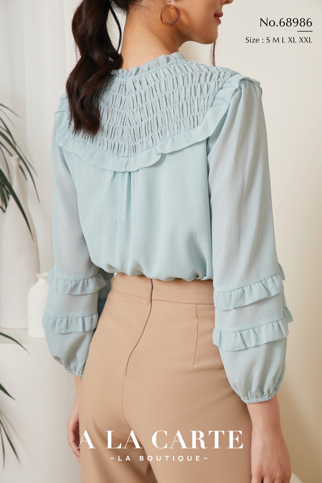 68986 A La Carte เสื้อชีฟองสีพื้นเนื้อเยื่อไม้เท็กเจอร์จุดในตัว สม็อกช่วงอกหน้าหลัง ทรงคอกลมผ่าวีผูกโบว์ปรับผูกเองได้ ทรงแขนยาว ตัดต่อระบาย 2 ชั้นใส่ยางยืดที่ขอบแขน สีขาว M,L,2XL เขียว L กรม S,M,XL