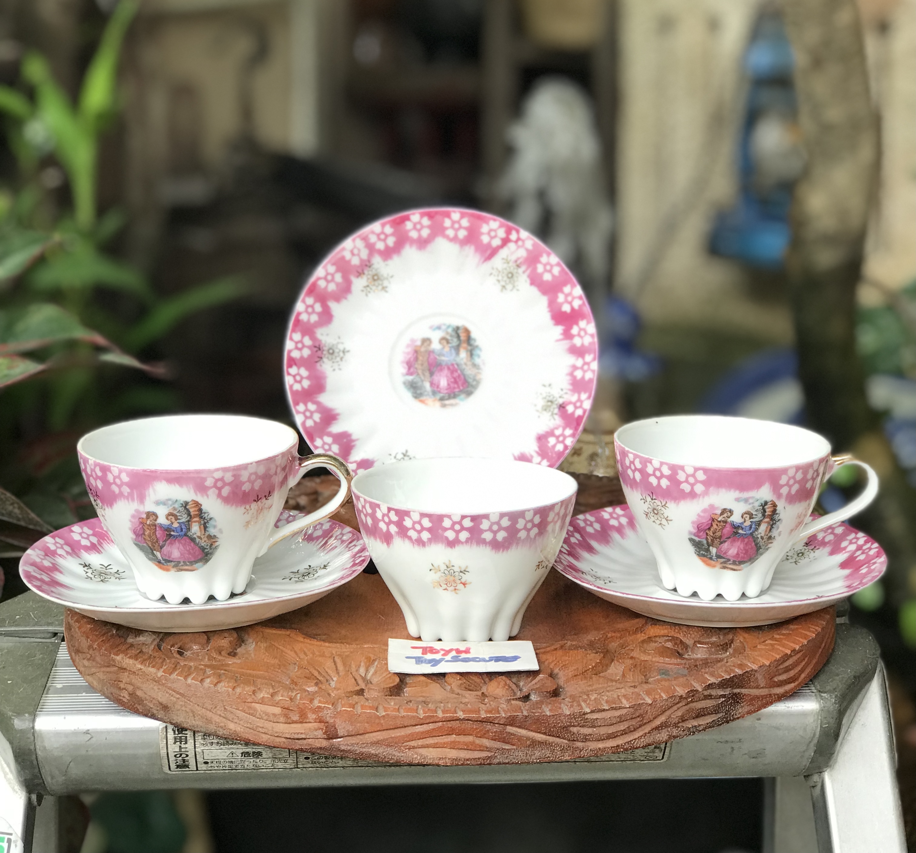 3 ชุดชุดถ้วยกาแฟพร้อมจานรองลายหนุ่มสาว จานรองมีสะกิดขอบนิดๆ 1 ใบ La Reine Limoges with Fragonard Couple Scene