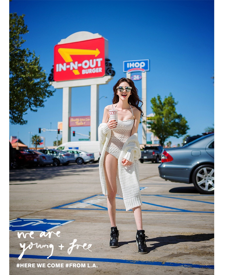 ***พรีออเดอร์***บิกินี่ชุดว่ายน้ำวันพีซ one-piece สีขาวครีมผ้าลูกไม้ ผูกโบว์น่ารักที่คอ เล่นดีเทล sexy เล็กๆ โชว์หน้าท้องแบนราบ สดใสน่ารักรับลมทะเล สวยเหมือนแบบค่ะ