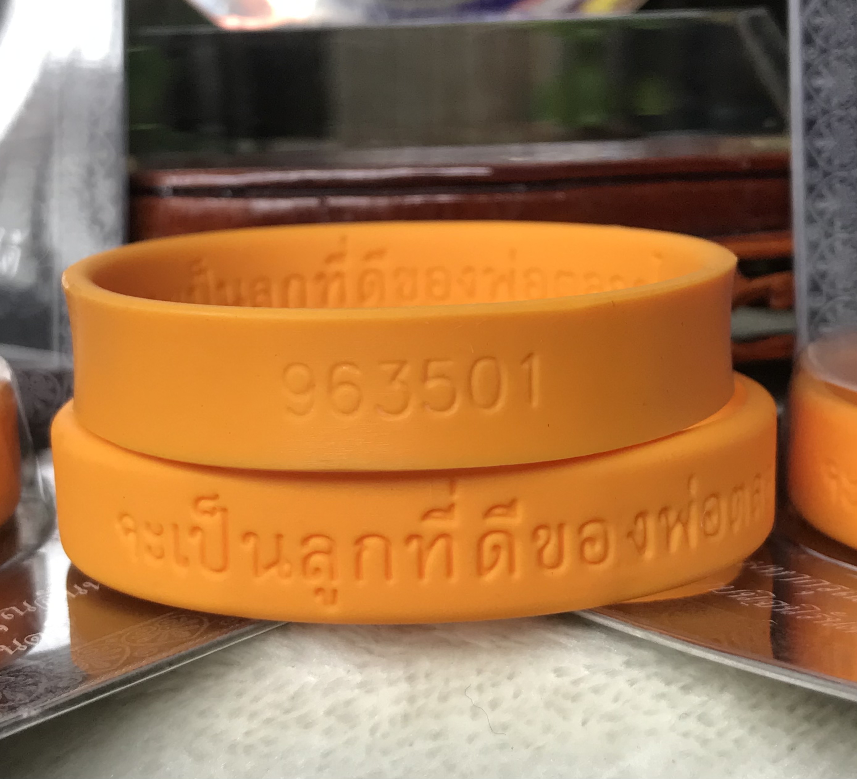 รำลึกถึงพ่อหลวง รัชกาลที่ 9 สายข้อมือสีเหลือง ข้อความด้านนอก "จะเป็นลูกที่ดีของพ่อตลอดไป I Love My Father” ด้านในมีหมายเลขกำกับทุกชิ้น