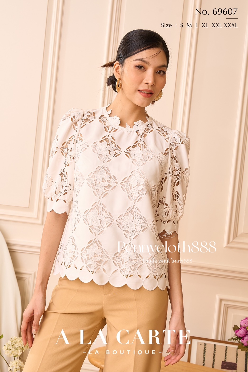 69607 เสื้อ Alacarte ลูกไม้เนื้อทอผสมผ้าพื้น เนื้อเนียนนุ่มใส่สบาย มีซับใน ทรงคอกลม แขนยาวข้อศอก เหมาะใส่ออกงานและทุกโอกาส ใส่คู่กับผ้าซิ่น กางเกง กระโปรง