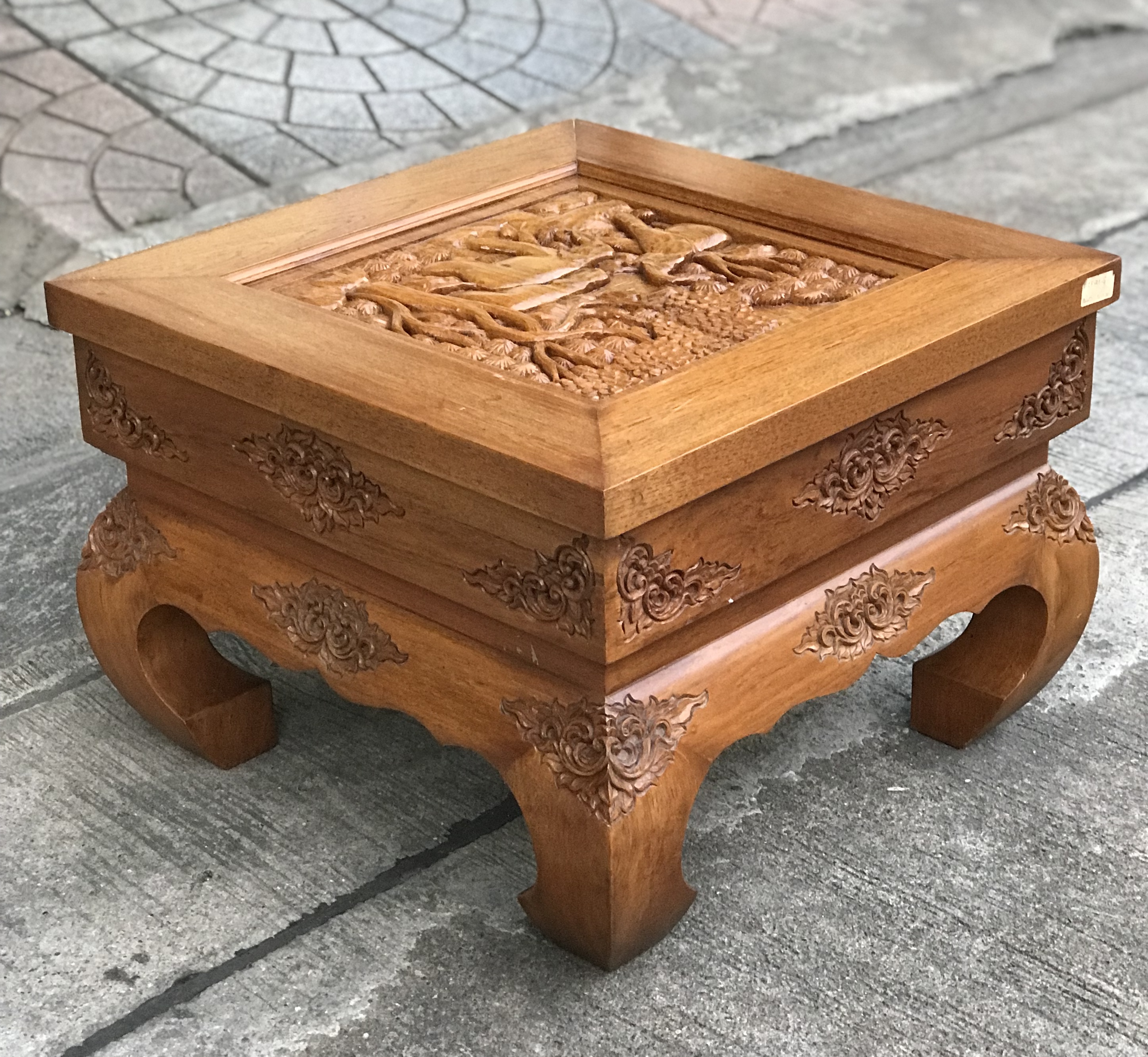 สนใจปิดทักค่ะ โต๊ะไม้สักขาคู้ โต๊ะข้าง โต๊ะกลางชุดรับแขก ตั่งแกะลาย ท็อปแกะลายช้างป่า ลายนูน มีมิติ แข็งแรง ไม่โยก ไม่ผุ สีเดิมๆไม้หนาๆหนักๆ