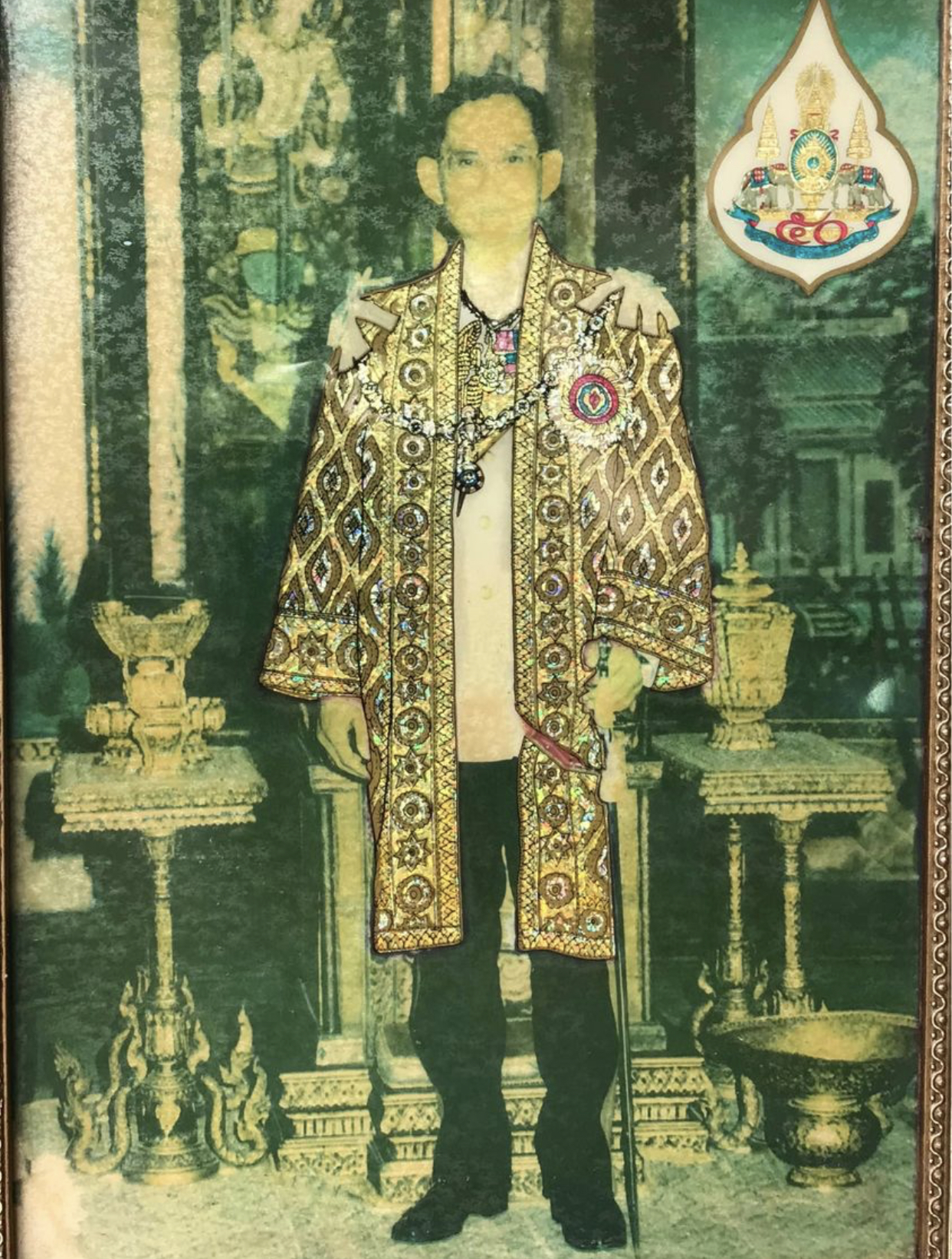กรอบรูปในหลวงรัชกาลที่ 9 ฉลองพระองค์และตราสัญลักษณ์กาญจนาภิเษกตกแต่งด้วยมุก ขนาดกว้าง 13 นิ้ว ยาว 17 นิ้ว