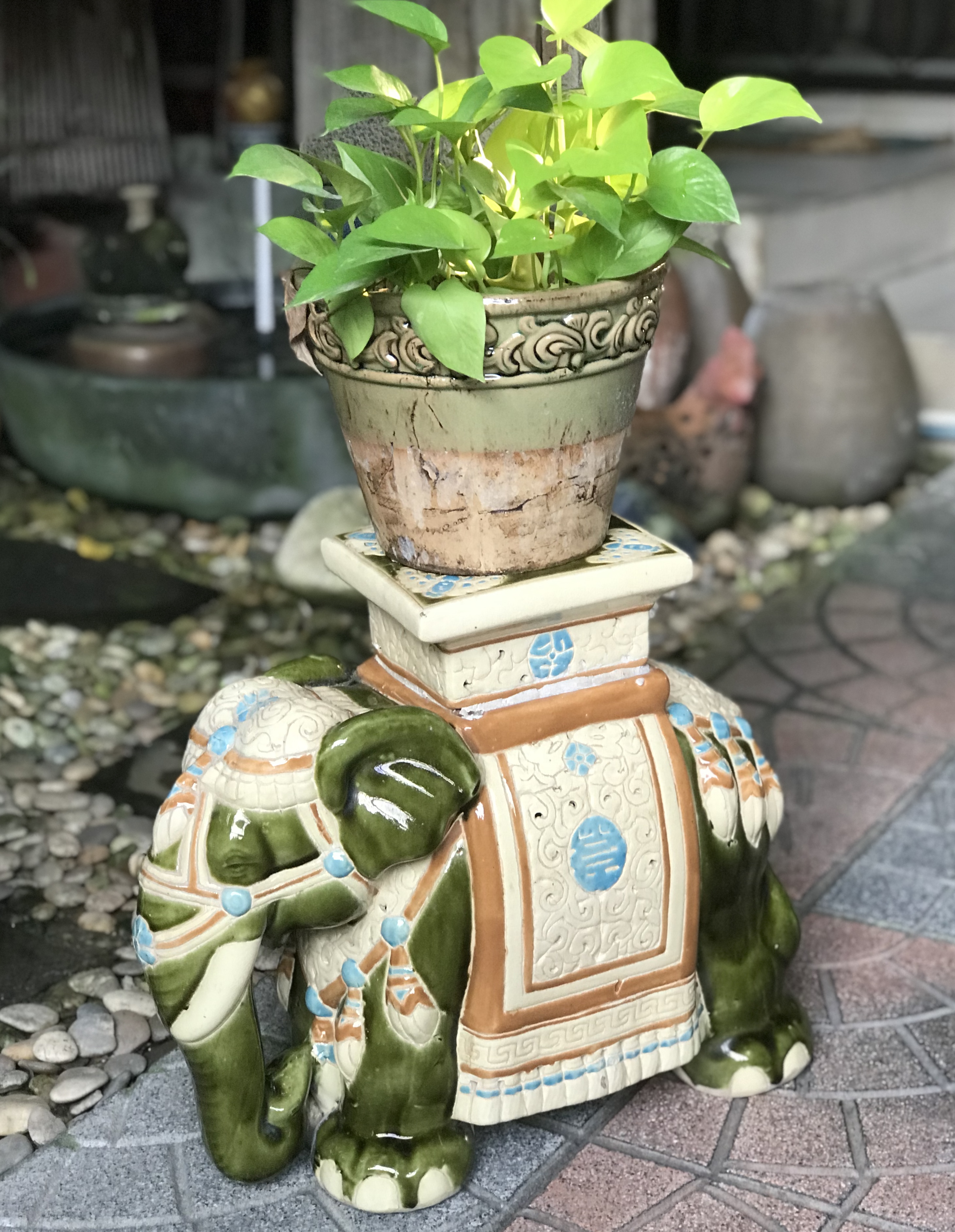 1 เชือก เก่ากว่า 40 ปี กี๋ช้าง กี๋วางกระถาง แจกัน รูปปั้นช้างทรงเครื่อง LARGE CERAMIC ELEPHANT PLANT STAND SIDE TABLE, 1980S