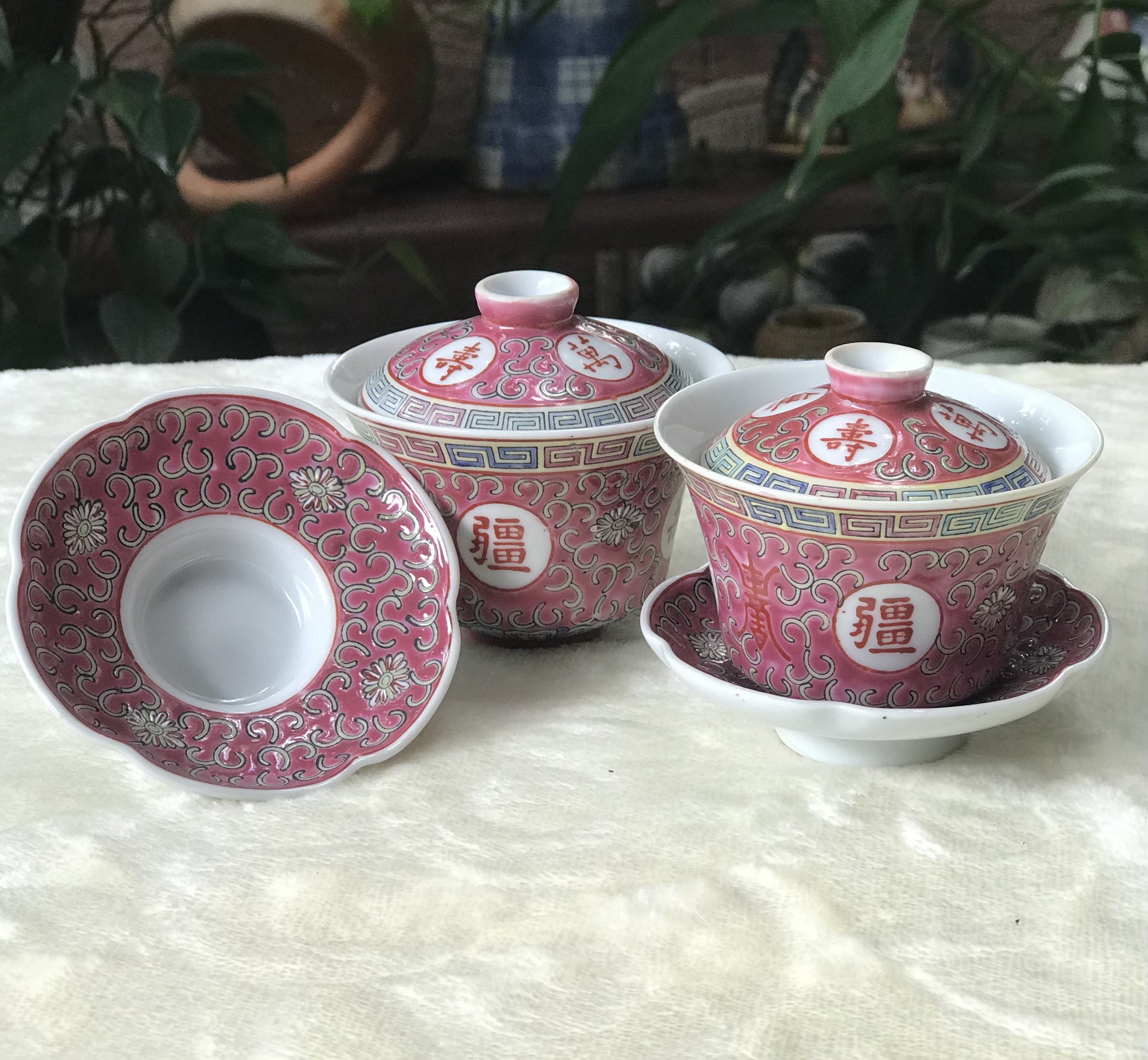 ￼Antique Chinese Benjarong 2 ชุด ถ้วยรินน้ำชาฮ่องเต้ พร้อมฝาปิดและจานรอง เนื้อกระเบื้องกังใส ลายบ่วงสิ่ว ลายนูนสีชมพู
