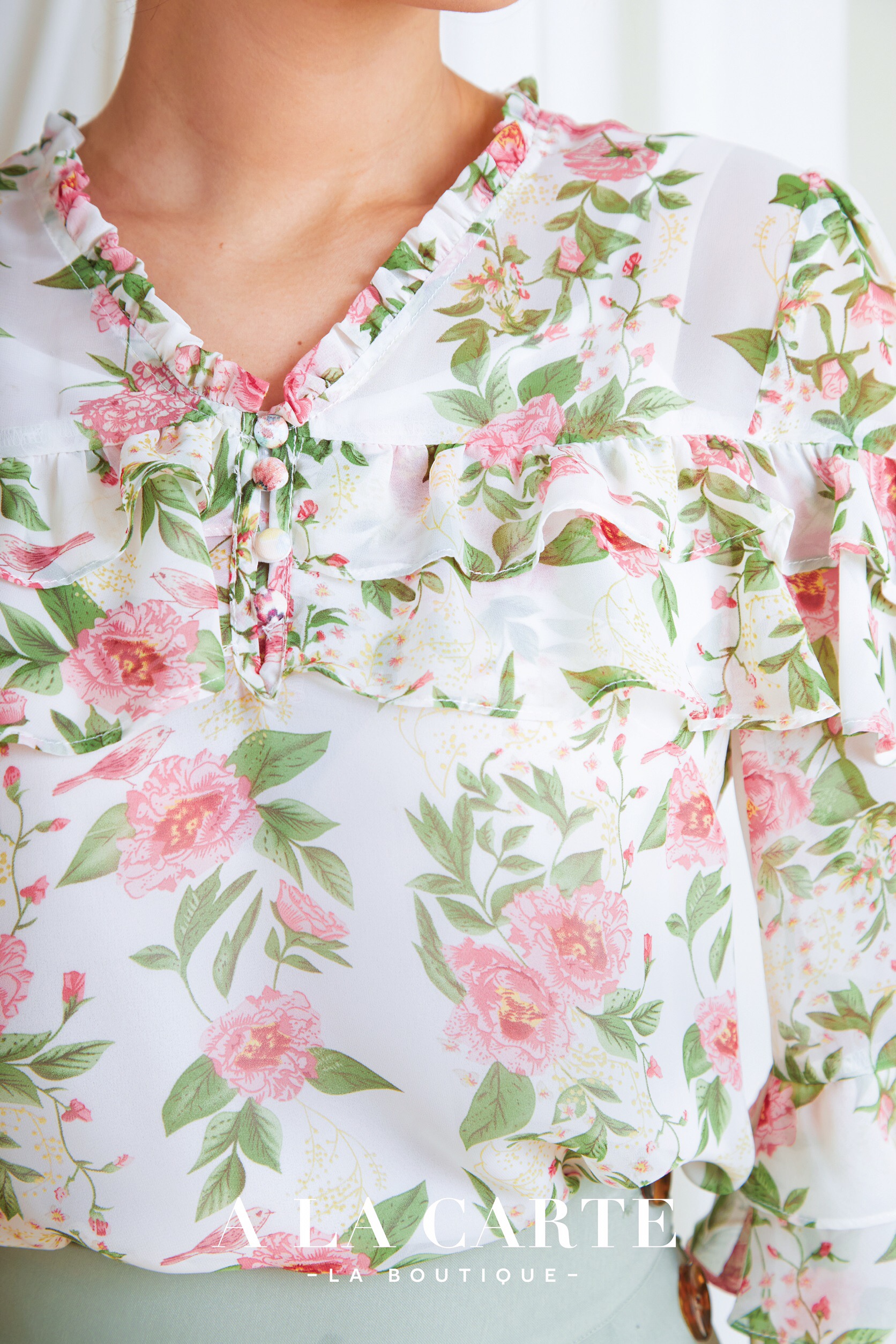 68705 A LA CARTE เสื้อชีฟองคอวีแขน 4 ส่วน เนื้อเนียนใส่สบาย มีซับด้านใน พิมพ์ลายดอก วางผ้าเป็นแนวยาวมีระบาย ทรงแขนพอง หวานหรูใส่ง่าย สีฟ้า 2XL สีดำ M,L