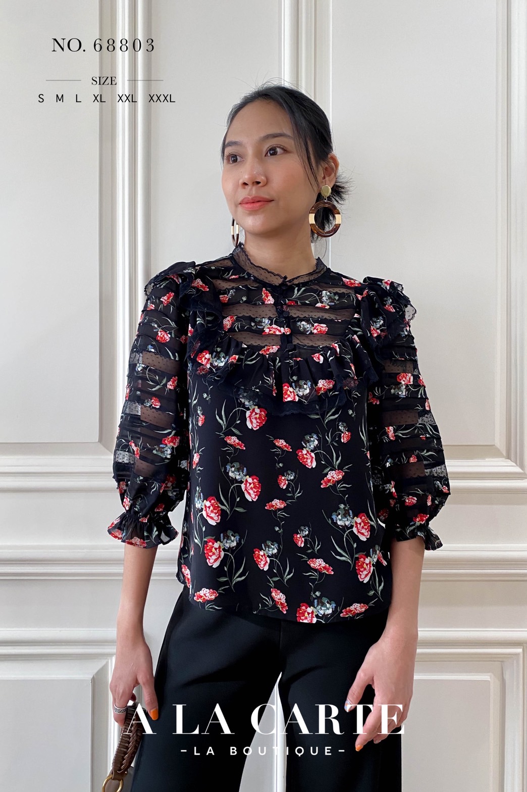 68803🍁A La Carte⚘️ 🍁เสื้อชีฟองพิมพ์ลาย ดีเทลตัดสลับทริมลูกไม้แบบชิ้นต่อชิ้น เรียงกันที่ช่วงอกและแขนเสื้อ คอปลดกระดุมได้ มีระบายโค้งรอบคอ แขนเสื้อ 3 ส่วนสม็อกยางยืดมีระบาย สีชมพู M สีฟ้า S สีดำ M,XL,2-XL