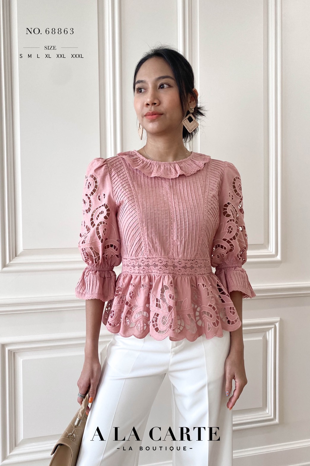 68863 A La Carte เสื้อลินิน ตีเกล็ด วางสลับช่วงลำตัว ตัดต่อแถบลูกไม้ มีระบายช่วยพรางสะโพก เสื้อคอกลมมีระบาย แขนปักฉลุขึ้นใหม่เหมือนผ้าลูกไม้ ใส่สม็อก❄️สีขาว S-XL เขียว S-XL ชมพู S❄️