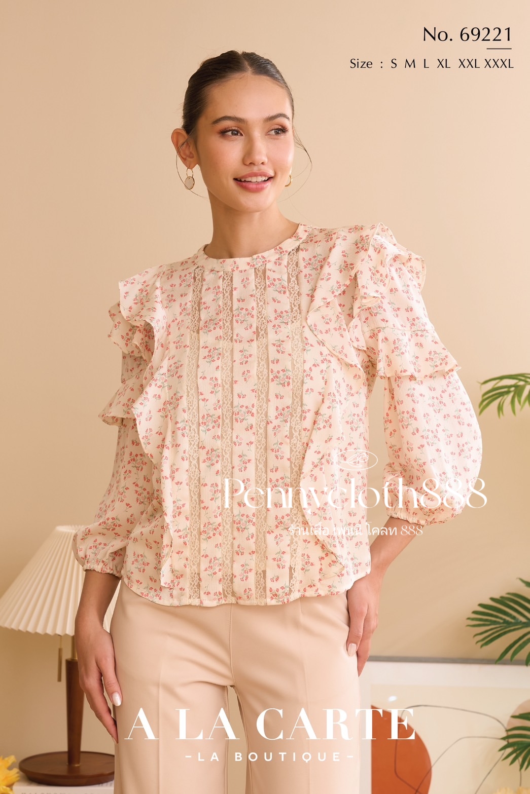 69221 เสื้อ A La Carte ชีฟองพิมพ์ลายดอกเล็กคอกลม แทรกทริม มีระบาย ซับในเย็บติด แขน 3 ส่วน