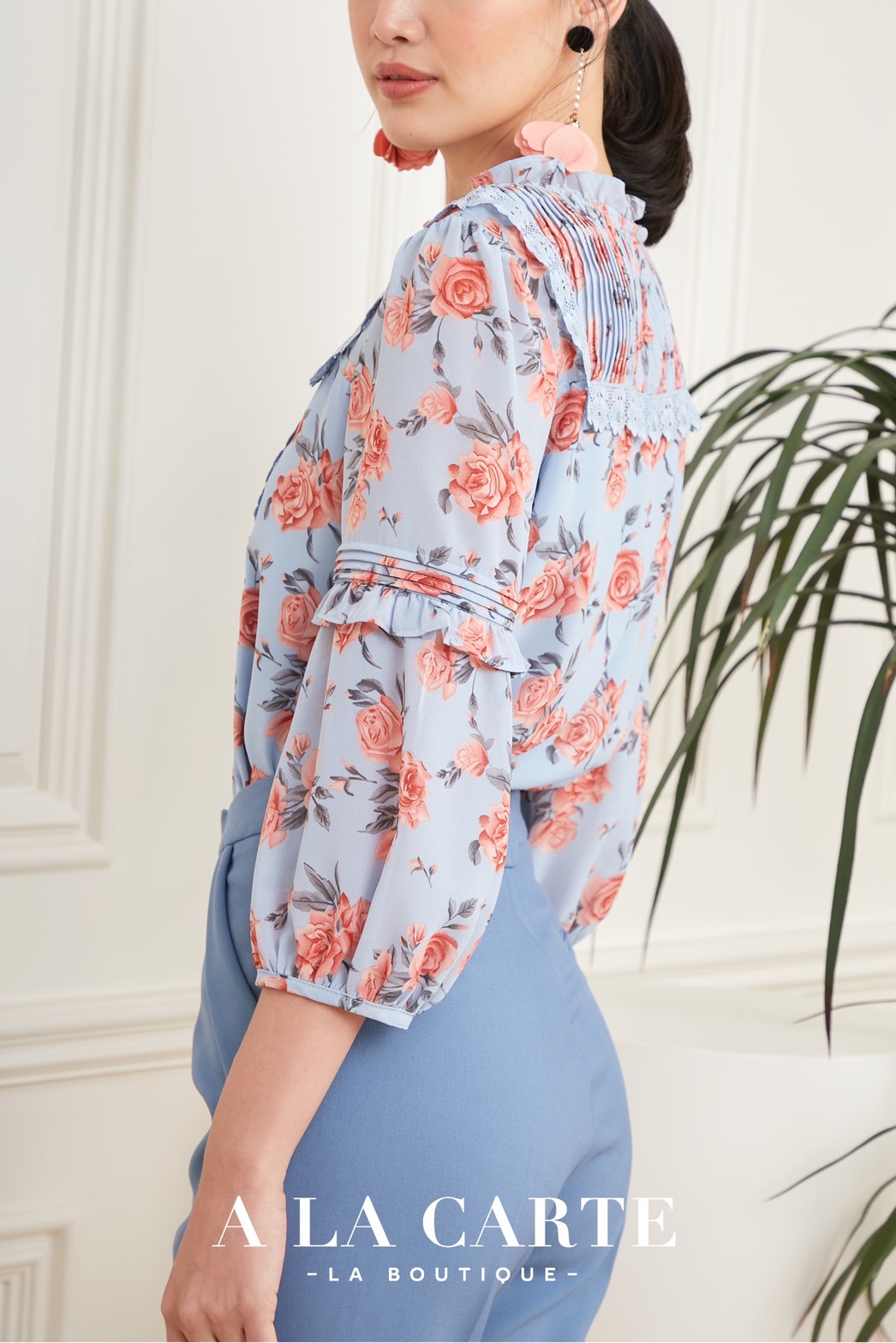 68851 🌸 A La Carte 🌸เสื้อชีฟองพิมพ์ลายดอกกุหลาบ ตีเกล็ดวางสลับแนวนอนแนวตั้ง ตัดต่อใส่เชิงทริมลายดอก แขนตัดต่อและเชื่อมด้วยการตีเกล็ดมีระบาย ทรงพองออกสวย สีดำ S,M,XL-3XL ฟ้า S ชมพู S