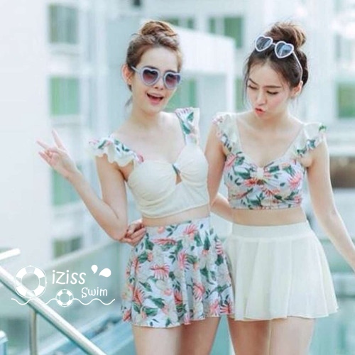 **พรีออเดอร์**บิกินี่ชุดว่ายน้ำ 3 ชิ้น(ทูพีซ+กระโปรง) three-pieces สีครีมตกแต่งลายดอกไม้ เล่นดีเทล sexy เล็กๆ แต่งระบายที่ริมแขน พร้อมกระโปรงลายพิมพ์สดใสน่ารักรับลมทะเลสวยเหมือนแบบค่ะ