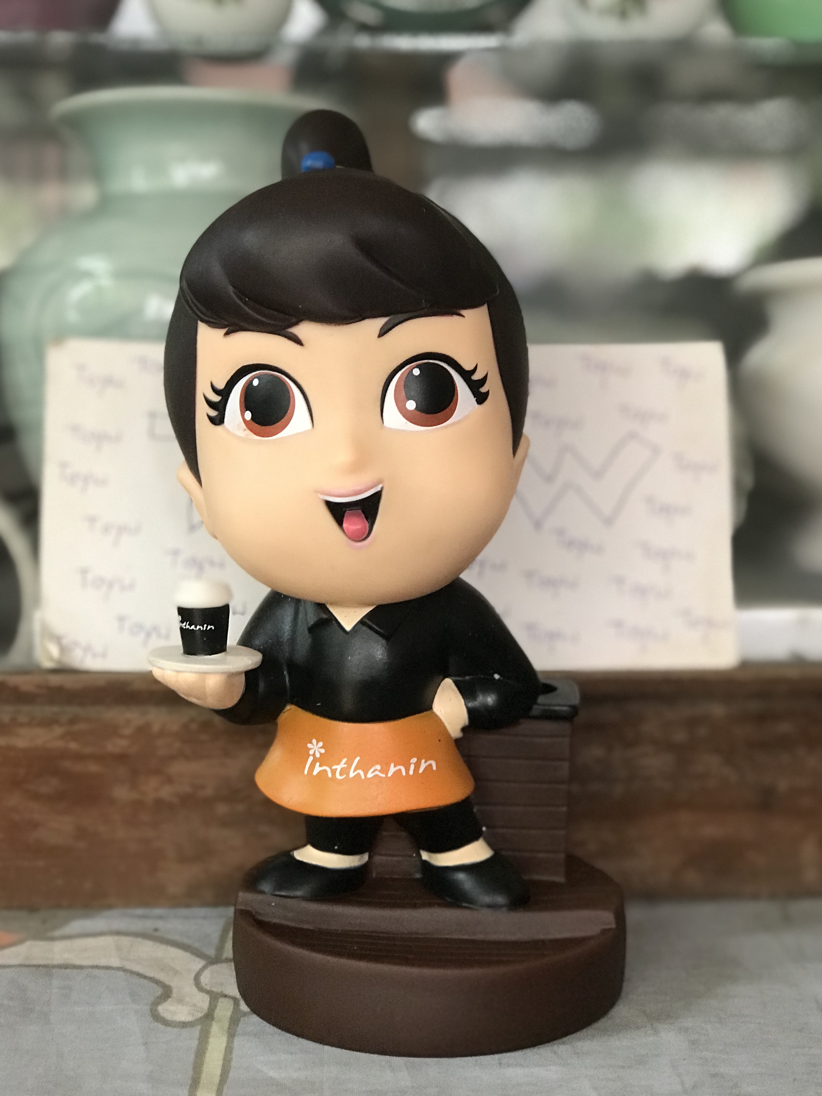 เริ่มต้น 790 บาท มือ 1 และมือ 2 โมเดลมาสคอตกระปุกออมสิน Bangchak Inthanin ร้านกาแฟอินทนิล Inthanin Cafe ปั้มน้ำมันบางจาก Bangchak ขนาด กว้าง 9 ซม สูง 20-21 ซม