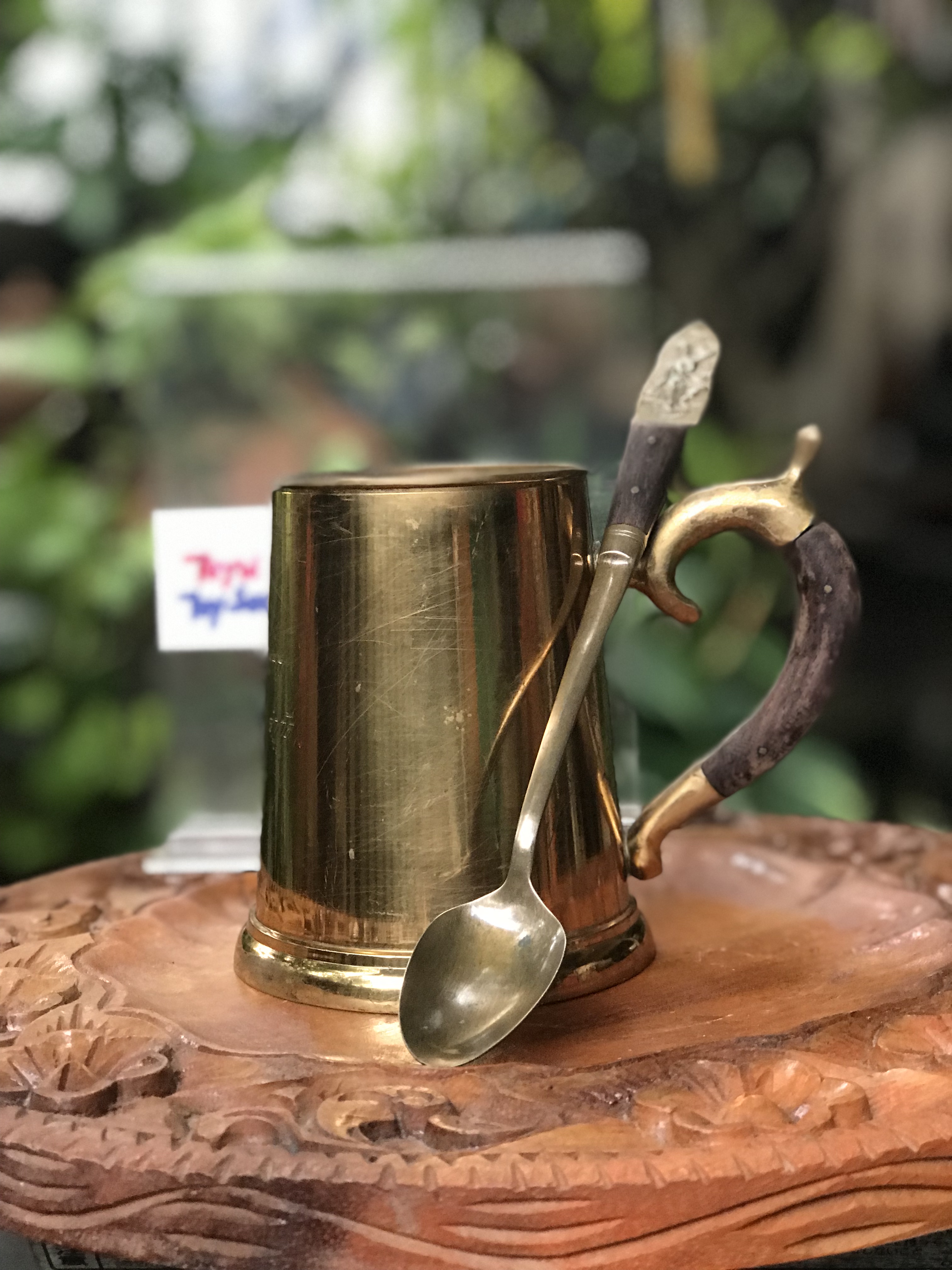 งานทองเหลืองเก่าหนาๆ แก้วน้ำ แก้วมัค แก้วกาแฟ มีหูจับ ด้ามไม้ พร้อมช้อนยาวลายนางฟ้า ด้ามไม้ ที่ระลึกธนาคารกรุงเทพ