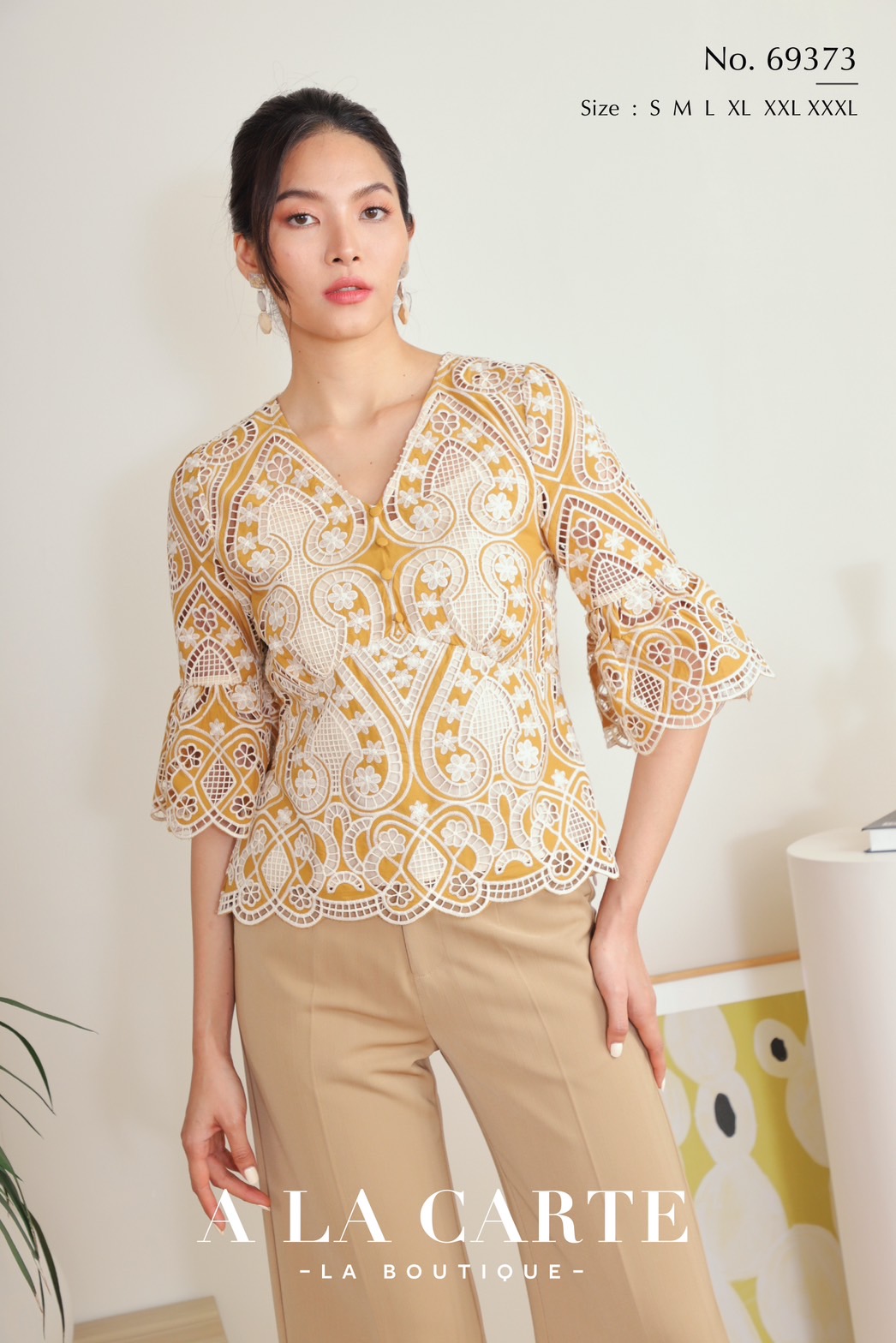 69373💜A la carte💜เสื้องานปักฉลุคอตตอน ผ้าคอตตอนปักฉลุทอลูกไม้ ทรงคอวี คัทวีใต้อก ทรงแขนมีระบาย🌷สีแดง 3XL