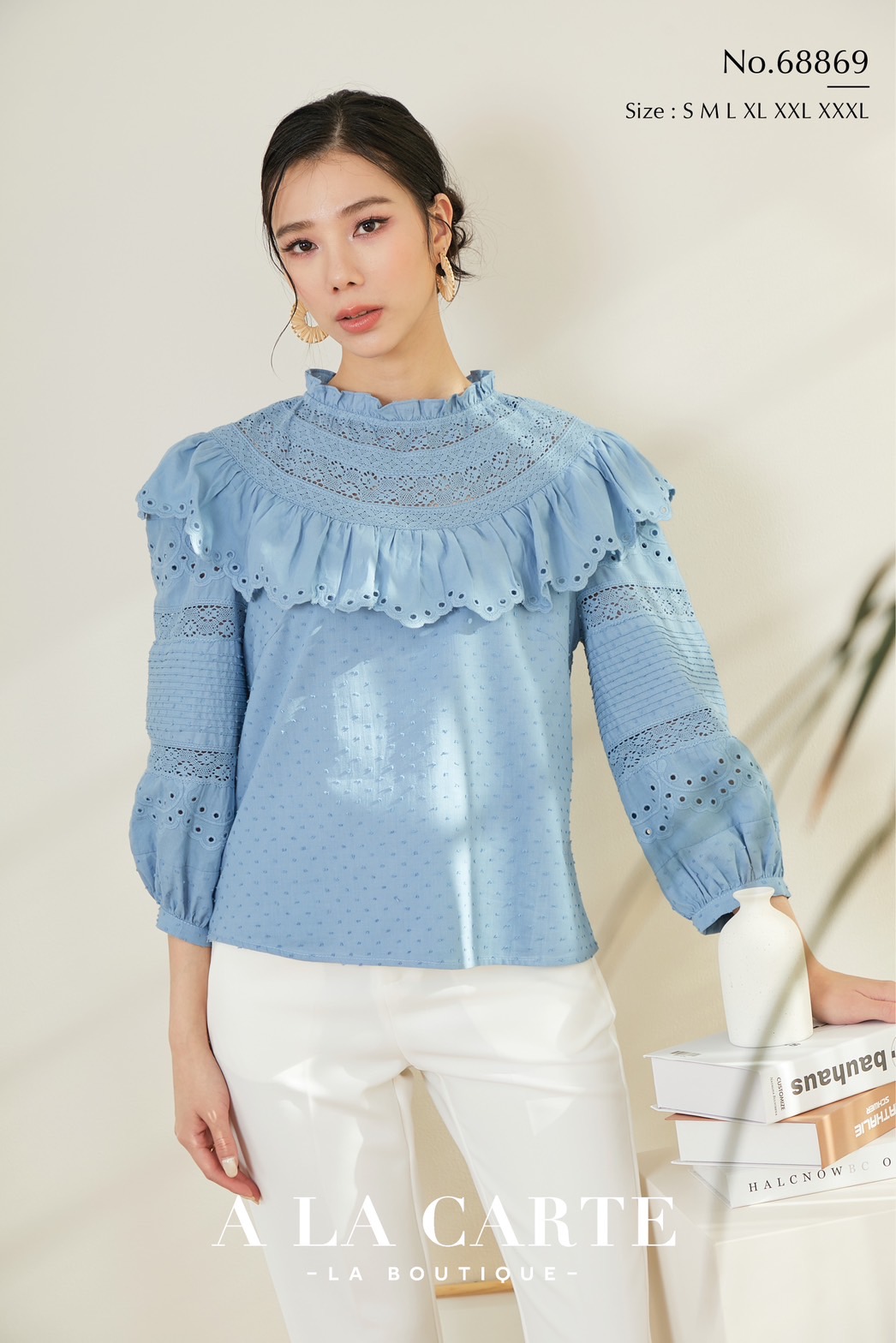 68869🦋A la carte🦋เสื้อคอตตอนแขน 3 ส่วน ลายจุดนูนในตัว ช่วงอกแต้งทริมลูกไม้เย็บโค้งต่อกัน มีระบายที่คอ เลาะเชิง แขนตีเกล็ด ตัดต่อลูกไม้ งานปัก🌸สีขาว XL-2XL ฟ้า 2XL-3XL น้ำตาล M,XL.3XL
