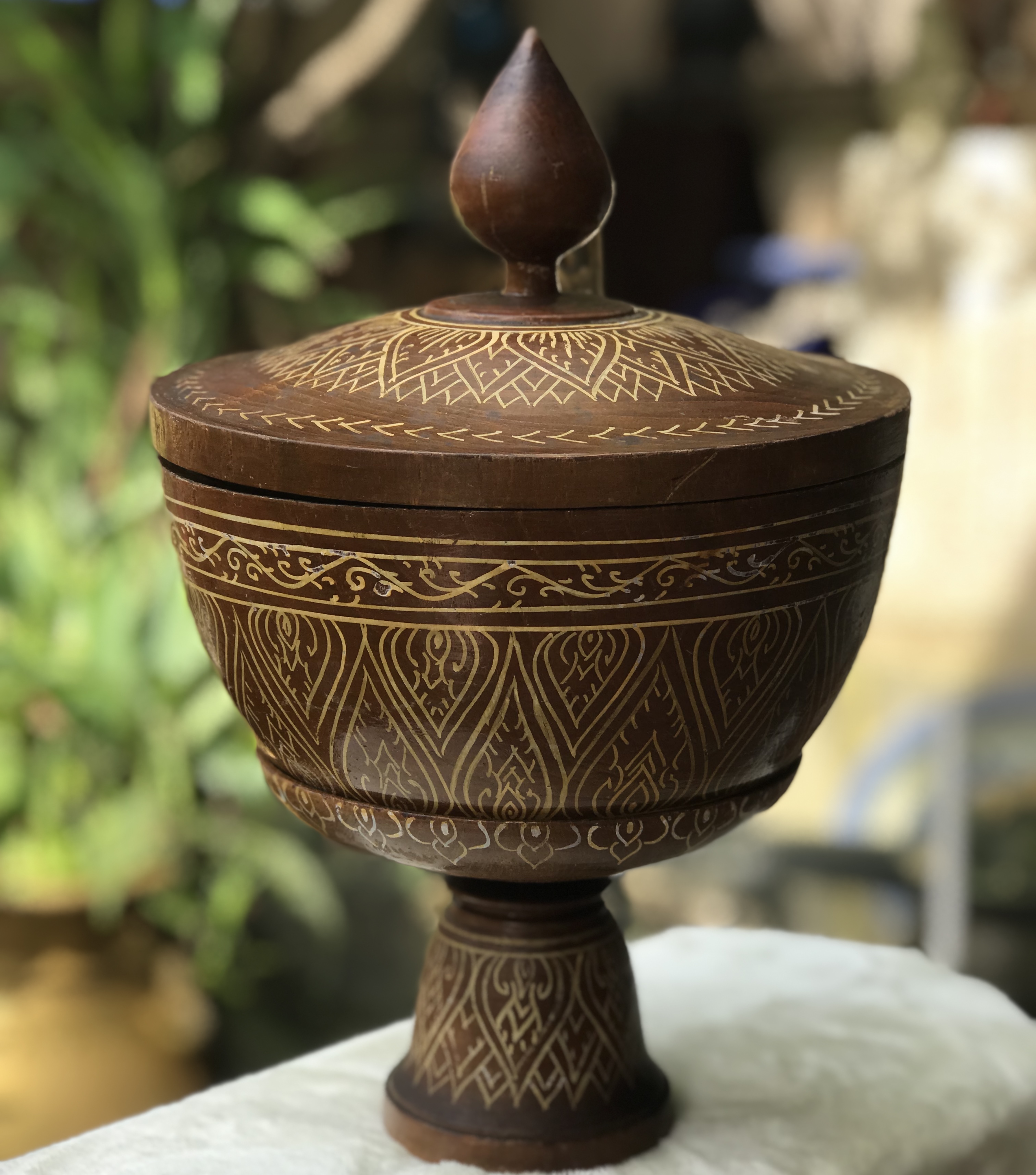 โถ/ขัน ฝาปิดพร้อมพานไม้สัก เขียนมือลายไทย งานเก่าสวยสมบูรณ์ Vintage teak wooden handicrafted Bowl