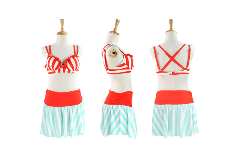 ***พรีออเดอร์***บิกินี่ชุดว่ายน้ำวันทูพีซ two-pieces แบบกระโปรง ช่วงบราแต่งระบายสีแดงสลับเขียว สวยหวานกระโปรงตัดขอบด้วยสีแดง เล่นดีเทลสายด้านหลังตัดกันดู sexy สดใสน่ารักรับลมทะเล สวยเหมือนแบบค่ะ