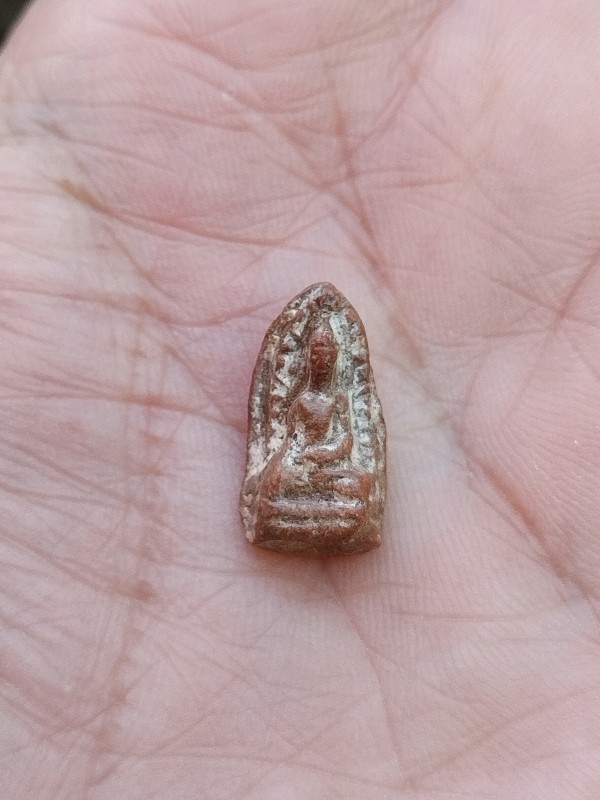 พระรอด เนื้อดินเก่า องค์จิ๋ว 0.8 * 1.6 cm