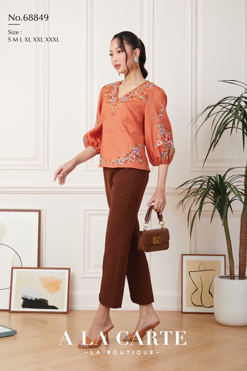 68849 💐A La Carte💐เสื้อลินินแขน 3 ส่วน เนื้อผ้าบางใส่สบาย ซับในผ้าคอตตอน งานปักลายครอสติส ตัดต่อช่วงบ่าด้านหน้า ทรงเสื้อตัดต่อคัทวี ดูเพรียว🦋 สีดำ 2XL