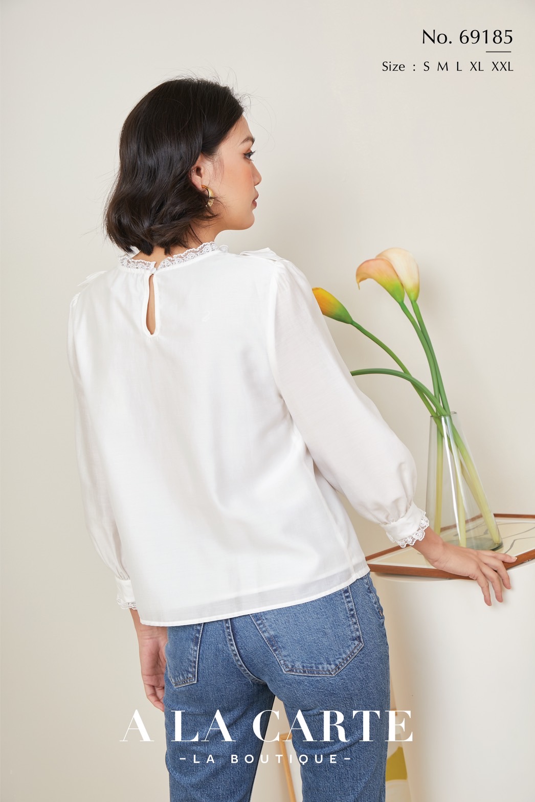 69185 🌼A la carte🌼เสื้อชีฟองซิลค์เนื้อผ้านุ่มใส่สบาย คอกลมแต่งลูกไม้ ช่วงอกตัดต่อลูกไม้ ตีเกล็ด มีระบาย แขนยาวแต่งขอบ สีขาว S,M,2XL สีฟ้า L,2XL สีน้ำตาล M,L