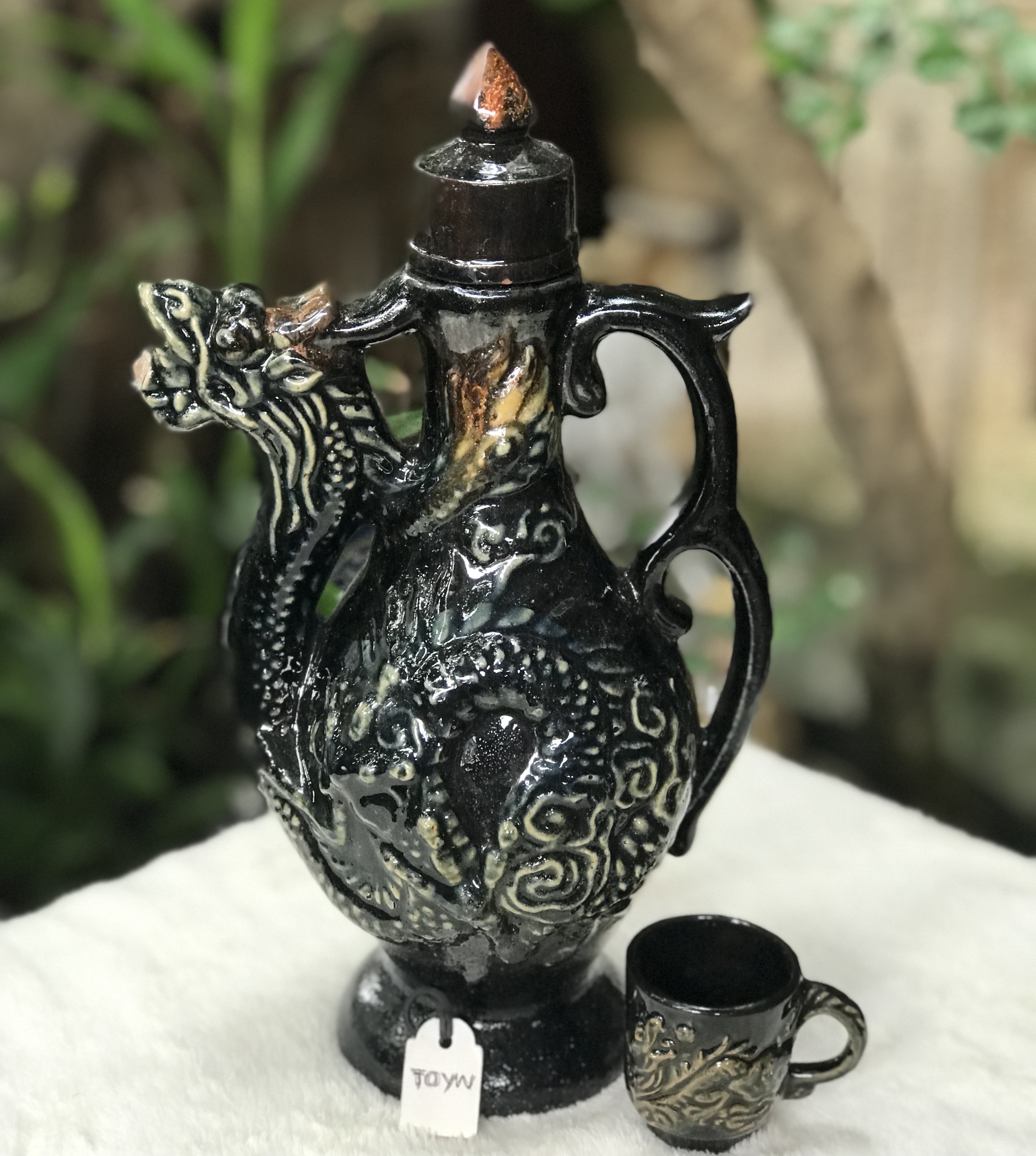 ขวดเหล้าจีนเปล่าพร้อมจอก Porcelain large chinese dragon ลายมังกรนูนต่ำ ดีไซน์รูปกาน้ำชา สวยๆเก๋ๆ สภาพสมบูรณ์ ไม่แตกไม่ร้าว ขนาดกว้าง 14 ซม สูง 28 ซม