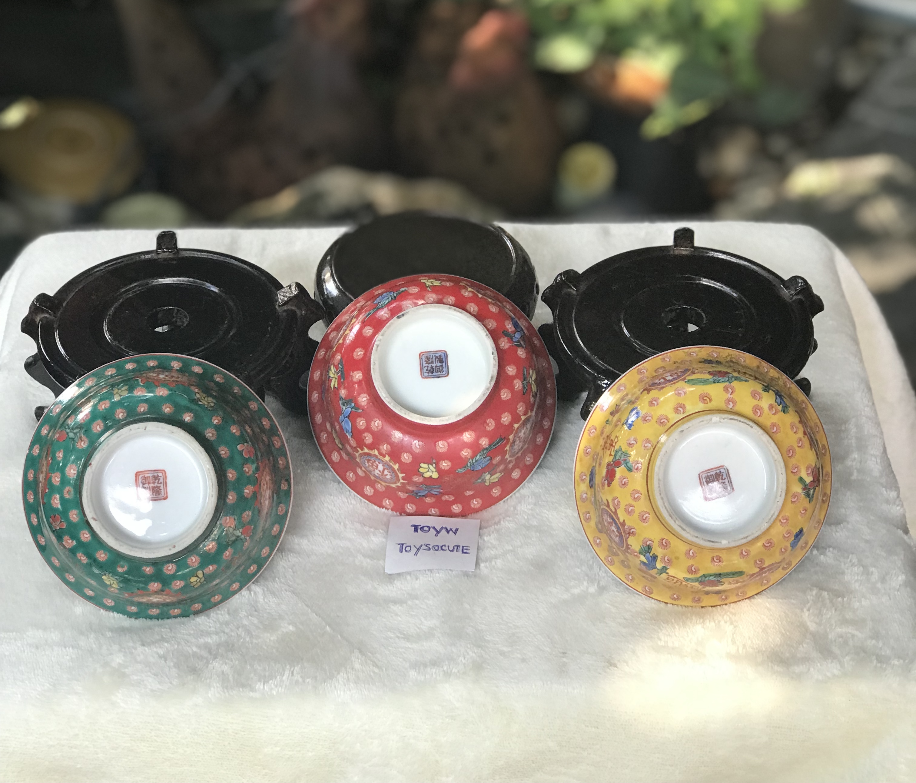 Antique Chinese Bowls ชุด 3 สี 3 ใบ ถ้วยกระเบื้องกังใส ขอบน้ำทอง เขียนสีด้านนอกและด้านในลายมังกร ขนาดปากกว้าง 4 นิ้ว สูง 2.5 นิ้ว