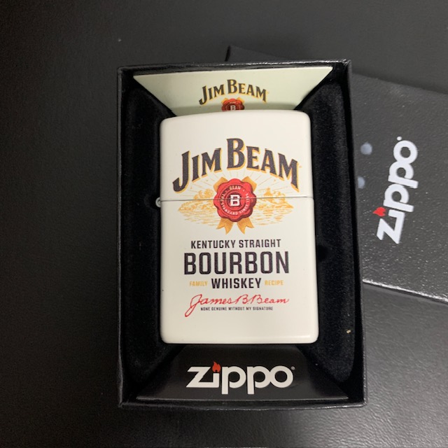 Zippo 48317 Jim Beam Logo White Matte สินค้าใหม่มือหนึ่ง บรรจุในกล่องสวยงาม ยังไม่เติมน้ำมันเพื่อความปลอดภัยในการขนส่ง