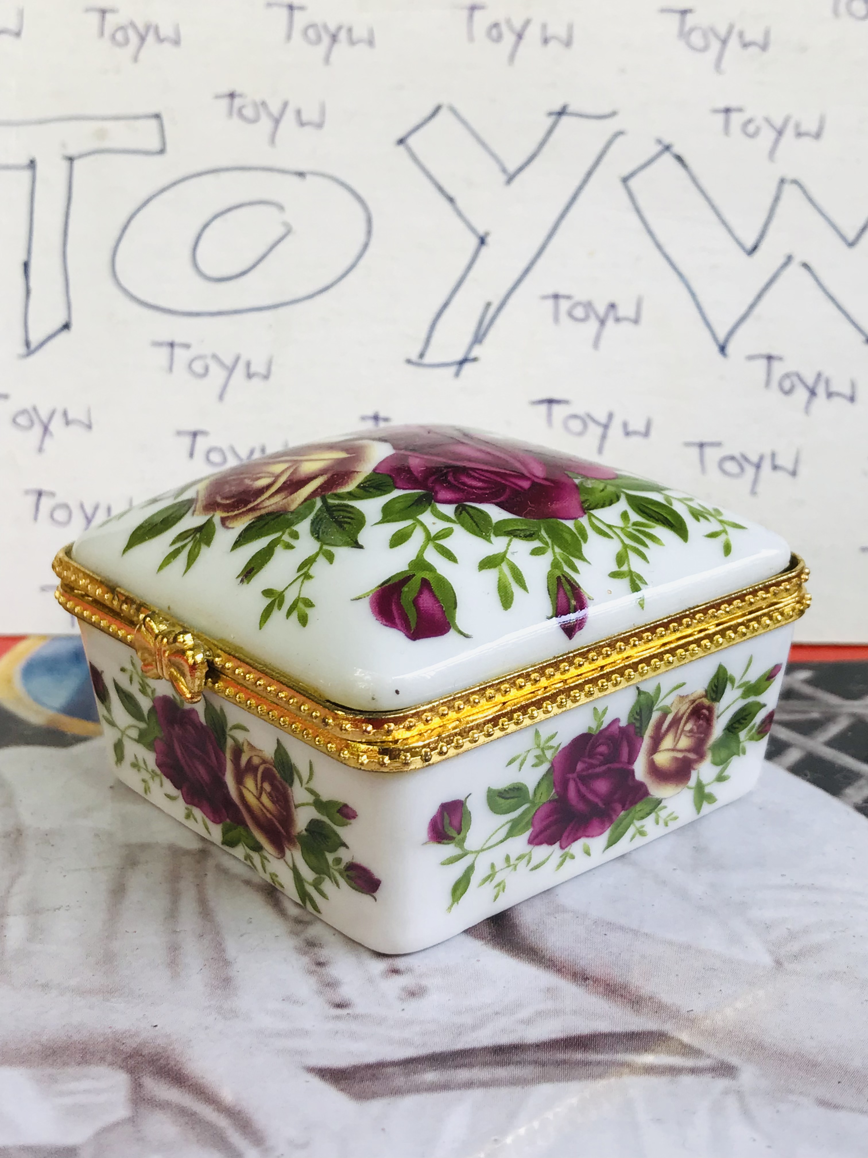 เริ่มต้น 120 บาท เก็บเก่า งานวินเทจตลับเซรามิค คละแบบคละลายคละขนาด ใส่ของใส่ยา ใ่ส่เครื่องประดับชิ้นเล็กๆ และของรักษ์อื่นๆ