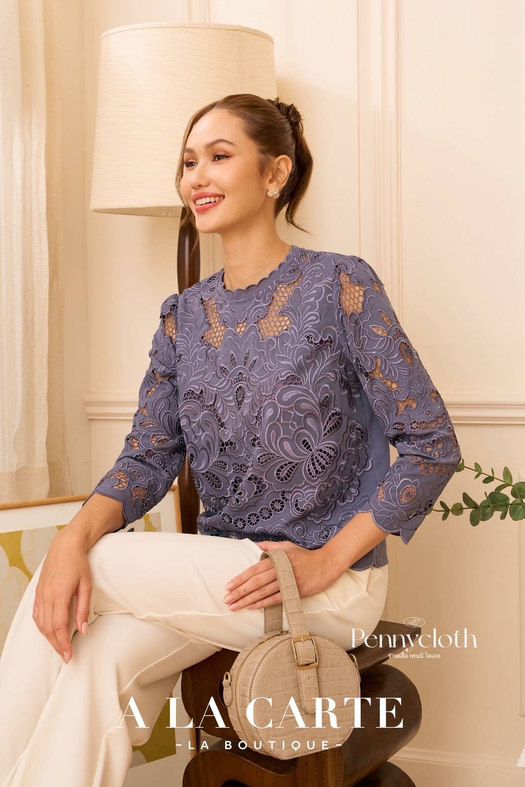 A La Carte รหัส 69979 เสื้อจอร์เจีย งานปักลูกไม้ คอกลม แขนกระบอก มีซับใน ซิปหลัง by PENNY CLOTH