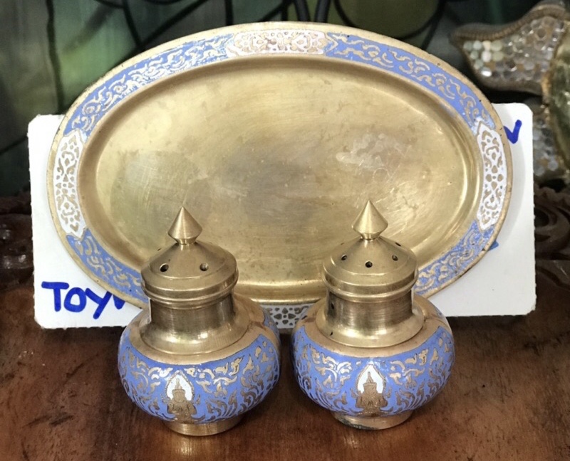 เริ่มต้น 690 บาท ของเก่า ชุดเครื่องปรุงทองเหลืองลงยา ขวดเกลือ ขวดพริกไทย ที่ใส่ไม้จิ้มฟัน พร้อมถาดรอง ลายเทพพนม ลายนางฟ้า