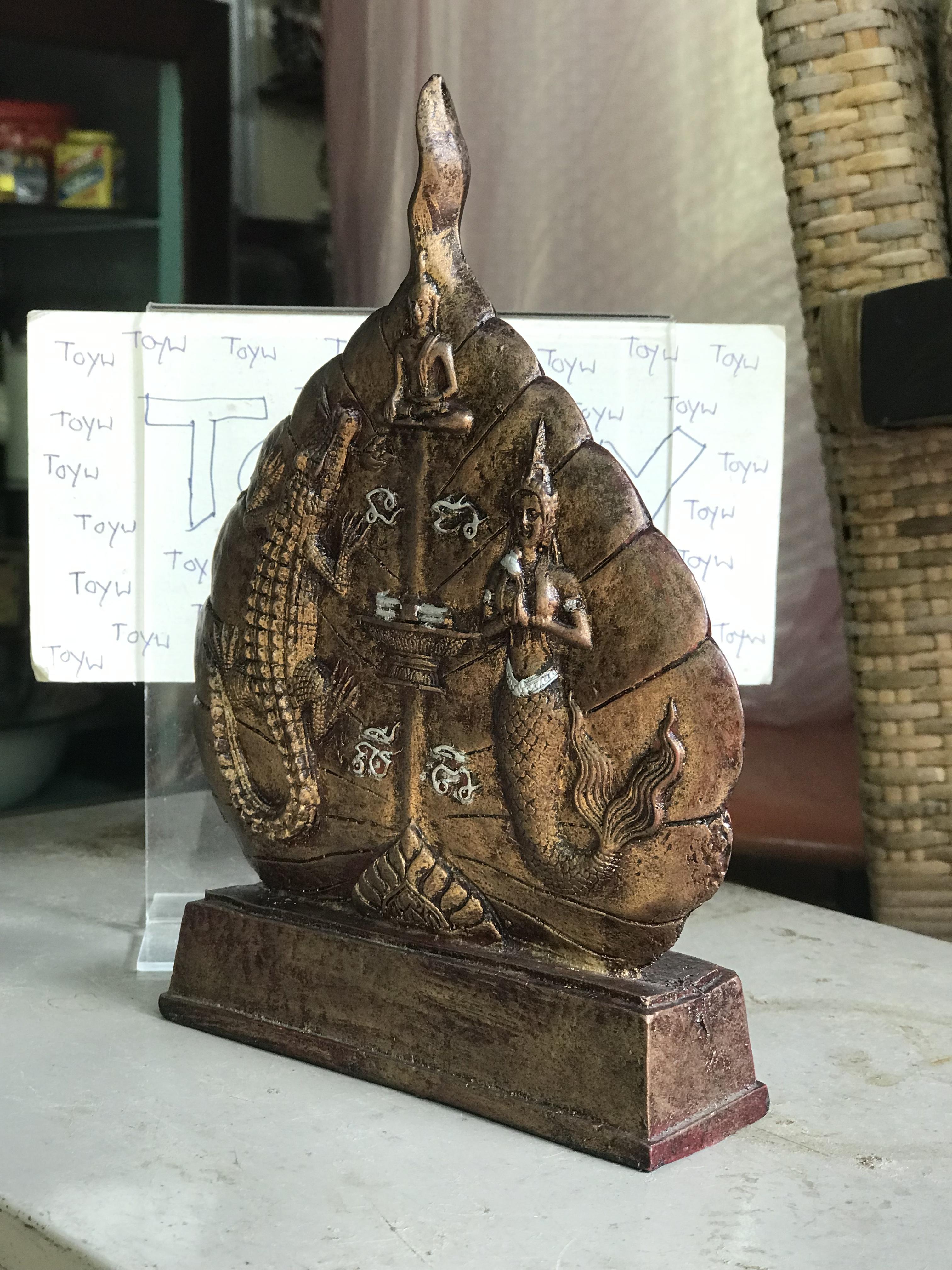 ของเก่านางกวักเนื้อเรซิ่น กวักเงิน กวักทอง เงินทองไหลมา ค้าขายร่ำรวย นางกวักมีพุทธคุณด้านเมตตามหานิยม โชคลาภ ค้าขายร่ำรวย ขนาดกว้าง 14.5 ซม สูง 20 ซม