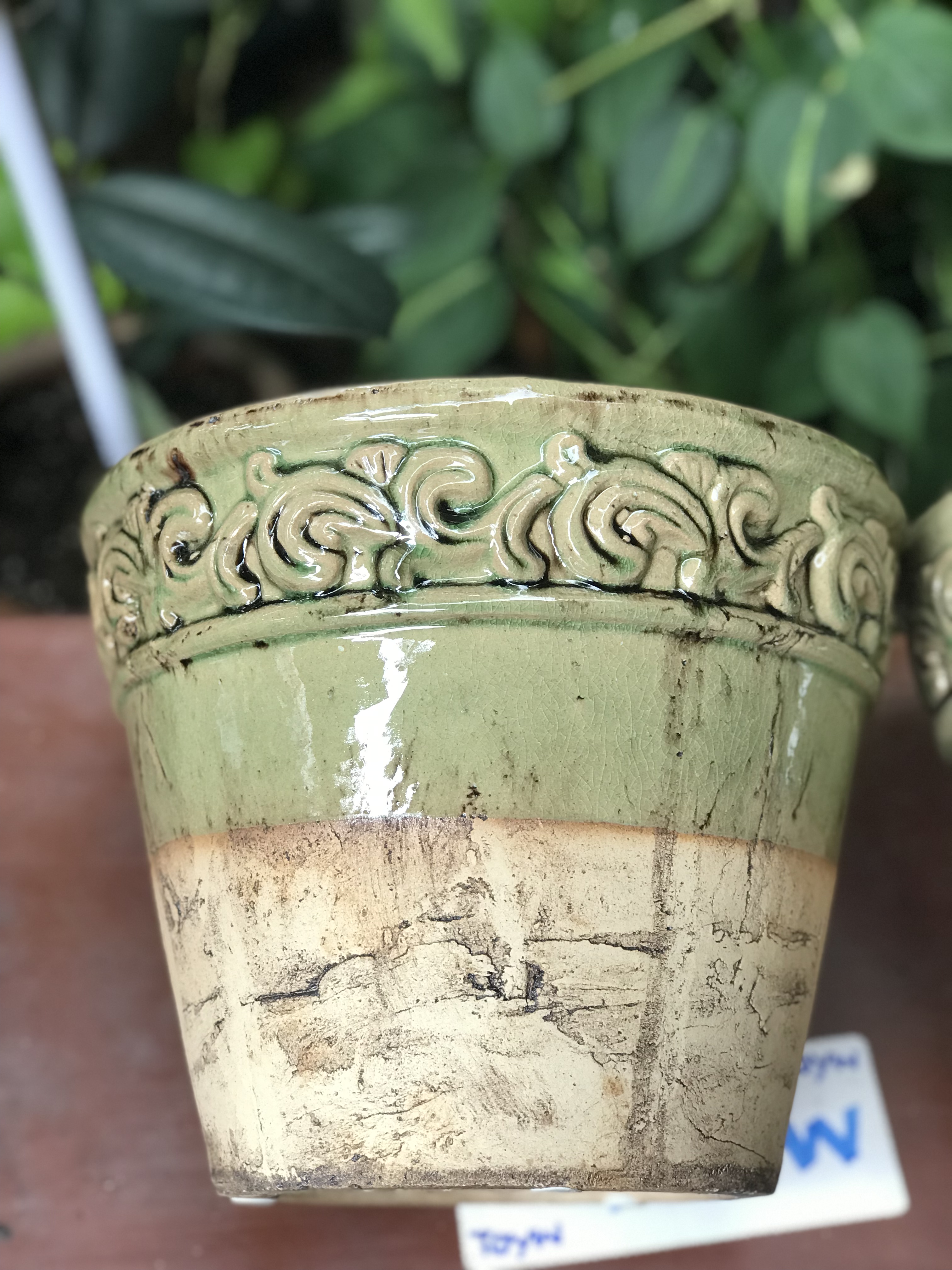 ขายคู่ ไม่รวมต้นไม้ เก็บเก่ากระถาง แจกันลายปั้นนูน น้ำเคลือบสีเขียว สวยสมบูรณ์ ไม่แตกไม่ร้าว ขนาดปากกว้าง 10 นิ้ว สูง 8 นิ้ว