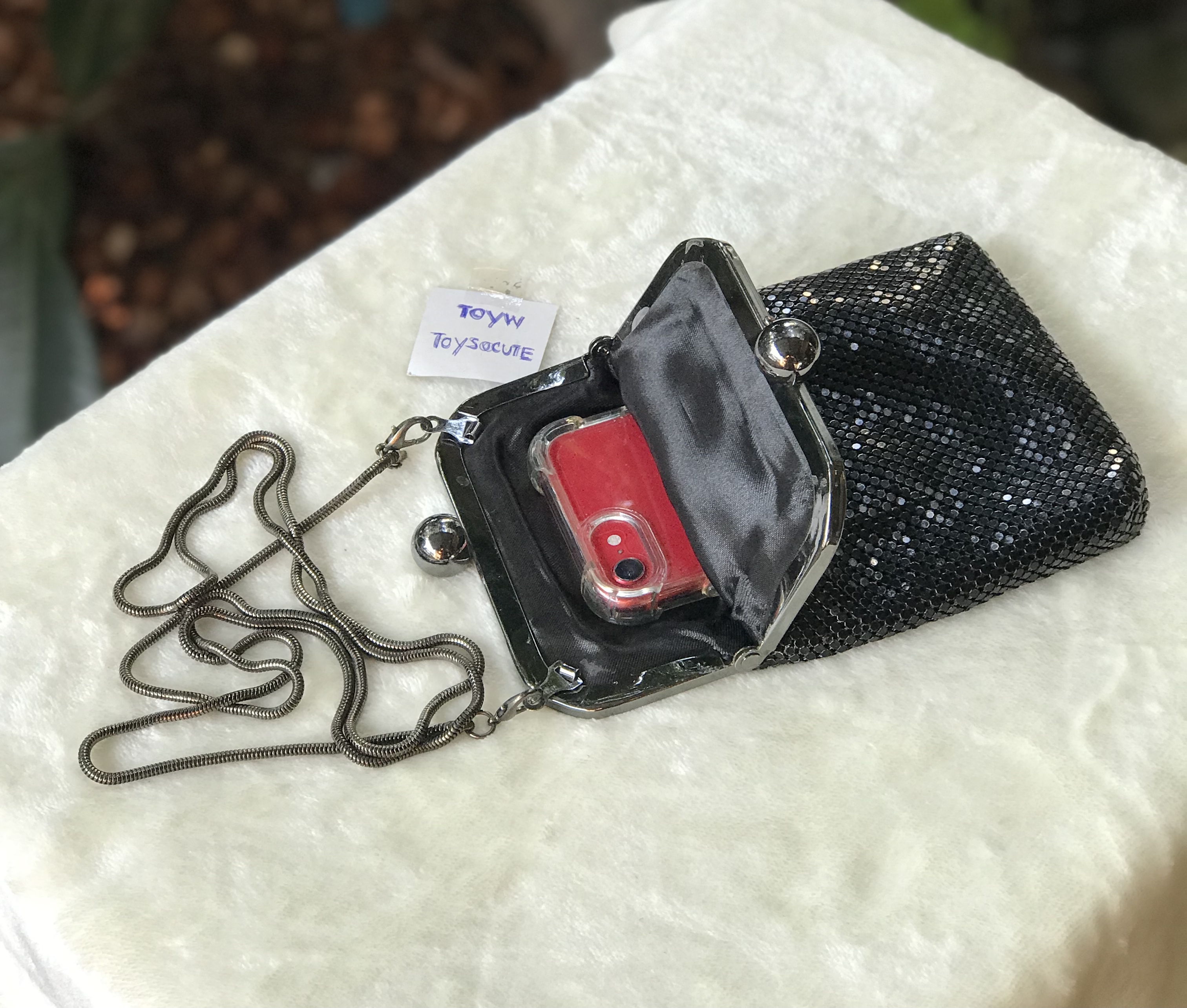 มือสอง กระเป๋าสะพายข้าง เลื่อมสีดำวิ้งๆเล่นแสง ขนาดกะทัดรัด ใส่โทรศัพท์มือถือ หรืออื่นๆ ขนาดกว้าง 5 นิ้ว ยาว(ไม่รวมสาย) 7.2 นิ้ว