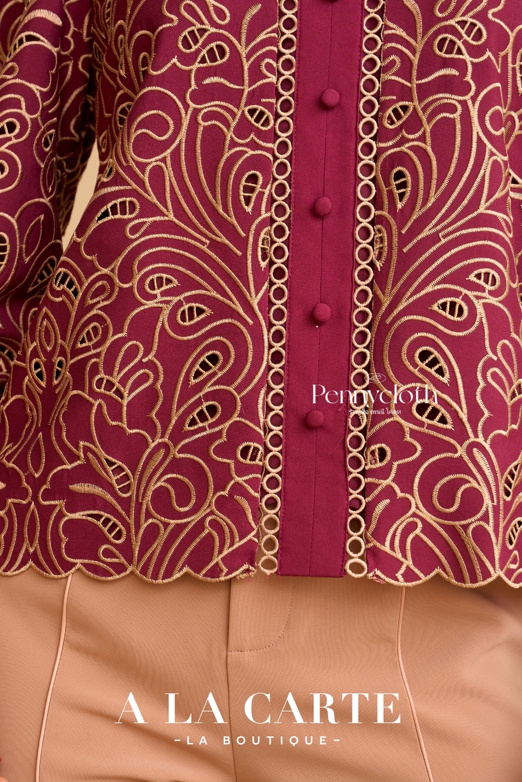 A La Carte เสื้อรุ่นใหม่ รหัส 69892 ลูกไม้จอร์เจีย งานปัก คอวี ซิปหลัง by PENNY CLOTH