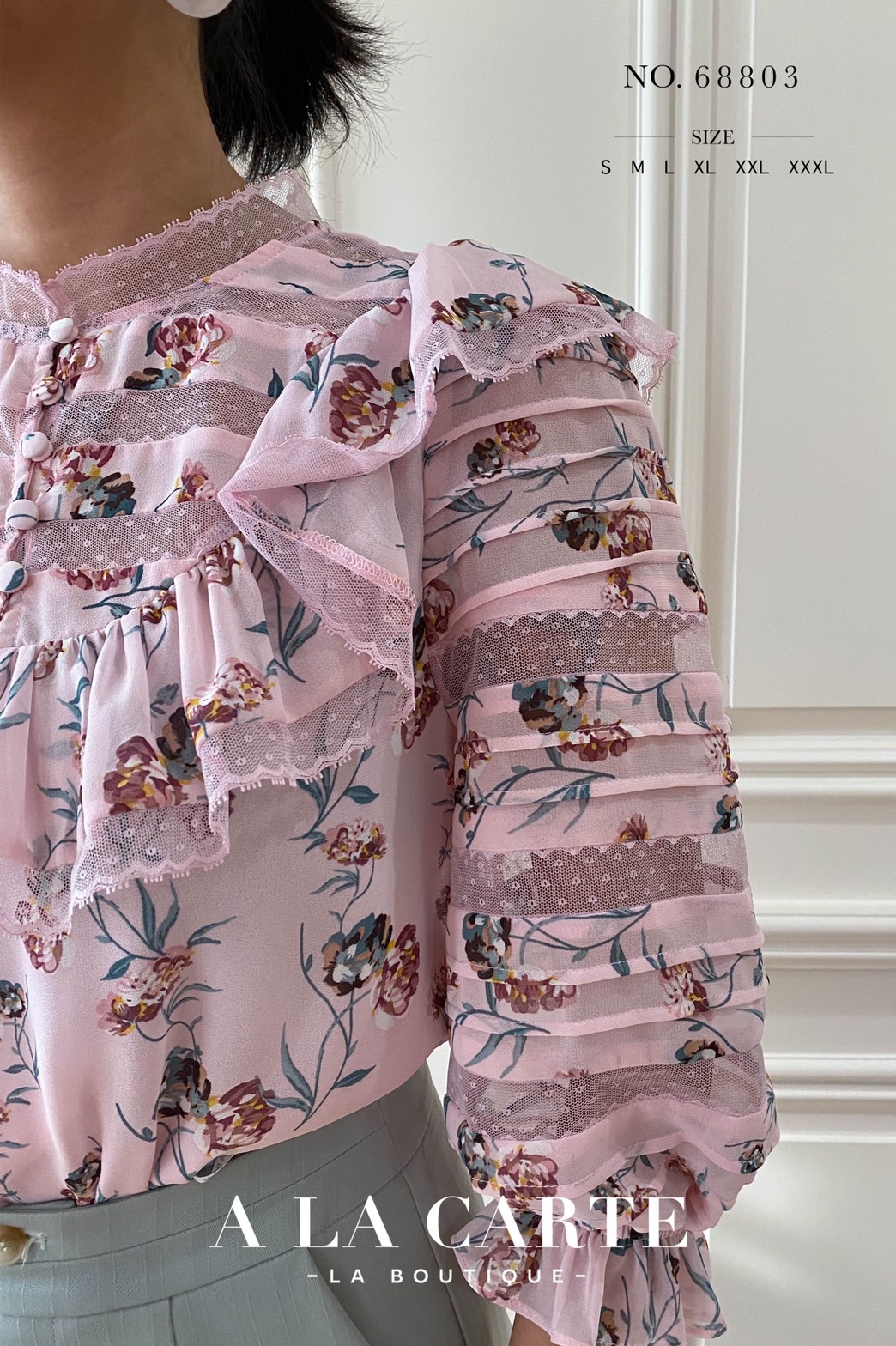 68803🍁A La Carte⚘️ 🍁เสื้อชีฟองพิมพ์ลาย ดีเทลตัดสลับทริมลูกไม้แบบชิ้นต่อชิ้น เรียงกันที่ช่วงอกและแขนเสื้อ คอปลดกระดุมได้ มีระบายโค้งรอบคอ แขนเสื้อ 3 ส่วนสม็อกยางยืดมีระบาย สีชมพู M สีฟ้า S สีดำ M,XL,2-XL