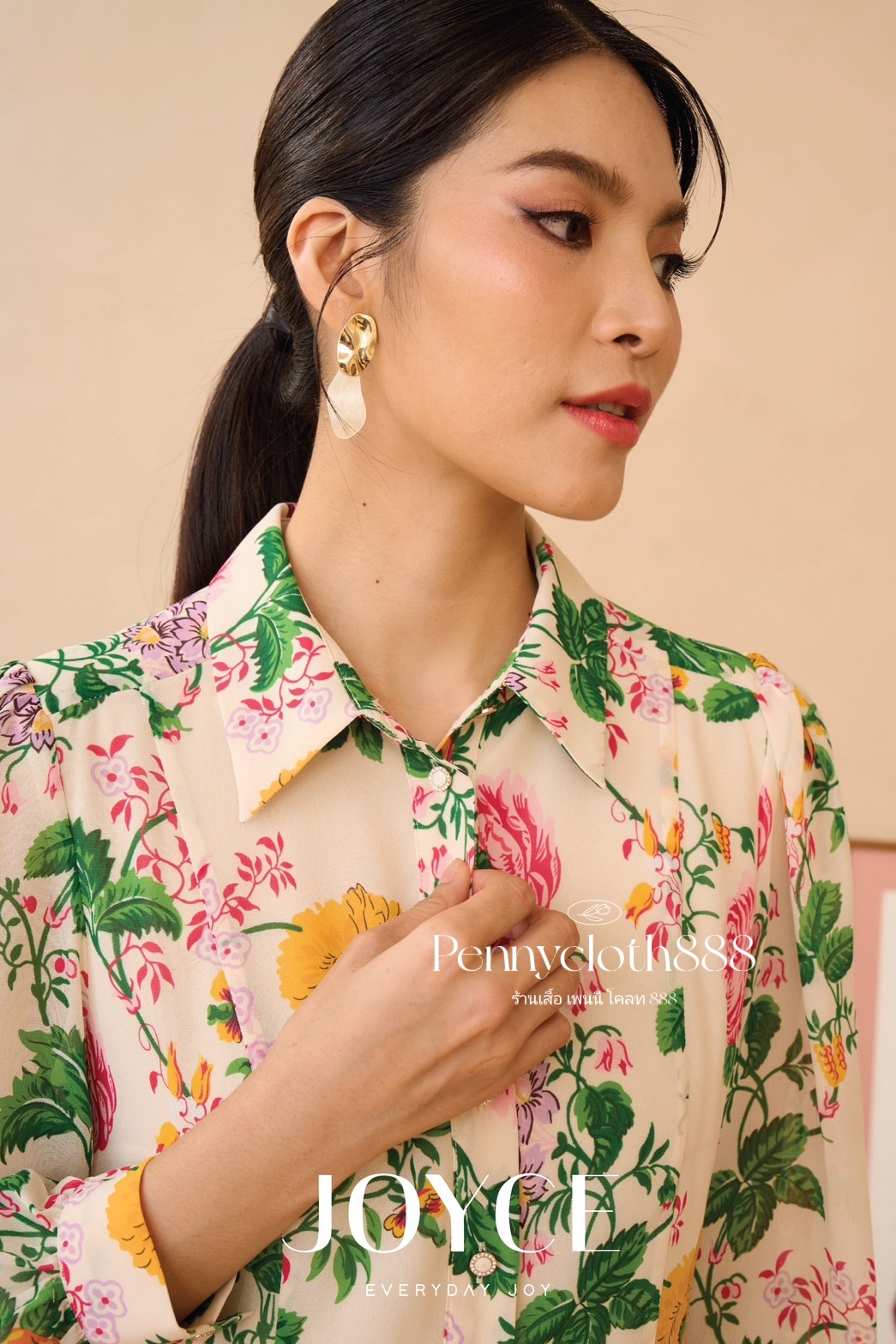 6980 เสื้อเชิ้ต Joyce ชีฟองพิมพ์ลายดอก ทรงเข้ารูป ช่วงเอว เล็กน้อย มีซับในเย็บติด แขนยาว 5 ส่วน
