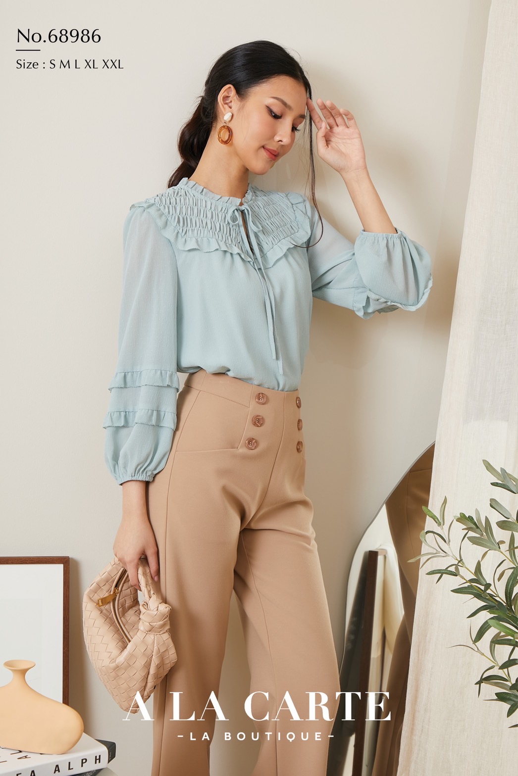 68986 A La Carte เสื้อชีฟองสีพื้นเนื้อเยื่อไม้เท็กเจอร์จุดในตัว สม็อกช่วงอกหน้าหลัง ทรงคอกลมผ่าวีผูกโบว์ปรับผูกเองได้ ทรงแขนยาว ตัดต่อระบาย 2 ชั้นใส่ยางยืดที่ขอบแขน สีขาว M,L,2XL เขียว L กรม S,M,XL
