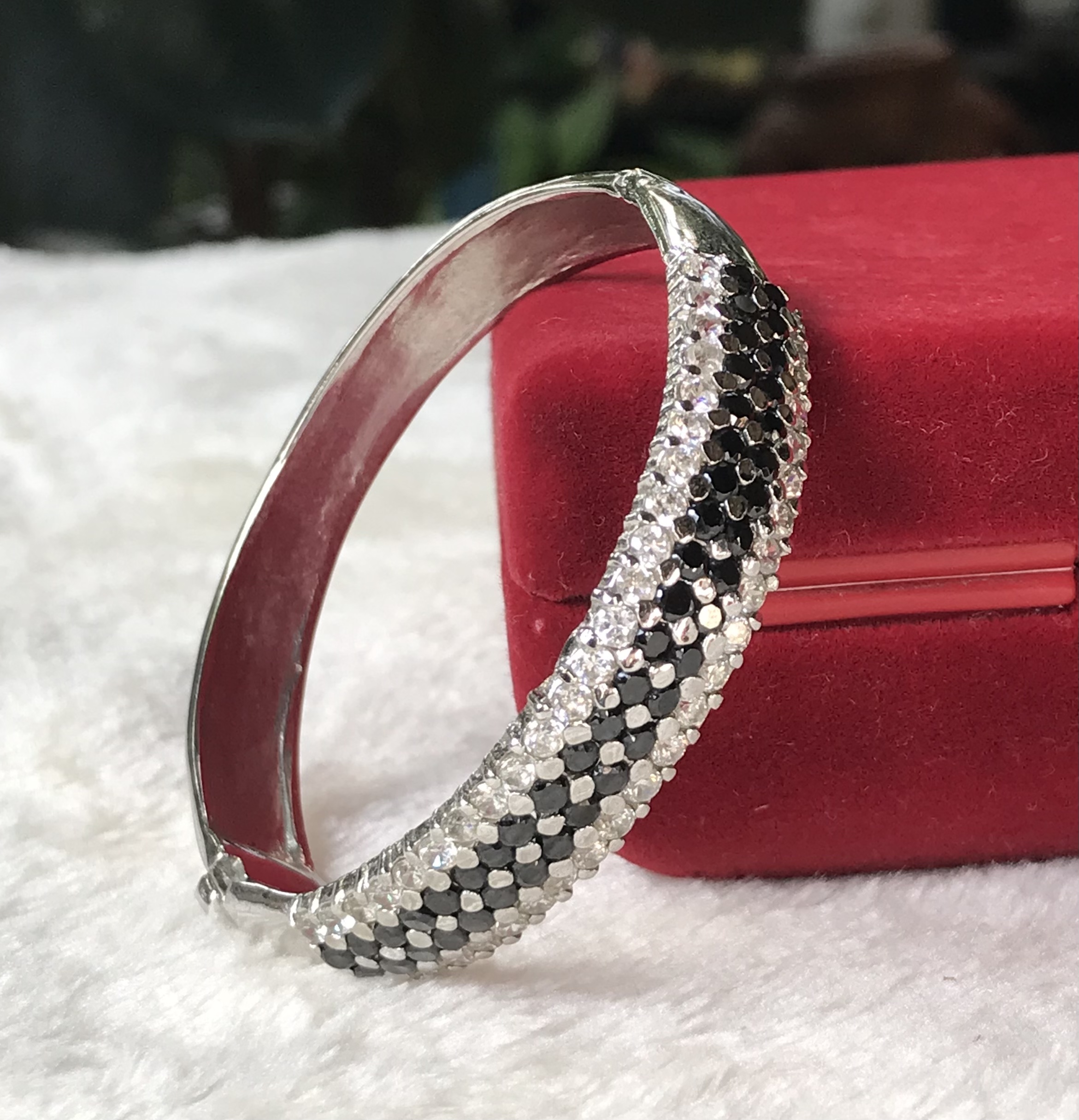 ส่งต่อ Bracelet กำไลเพชรรัสเซียสีขาวสลับสีดำ ฝังสอดสี่แถว ตัวเรือนสีเงินชุบ ด้านข้างมีตัวล๊อคเพื่อง่ายต่อการสวมใส่ เส้นผ่าศูนย์กลาง 5 ซม